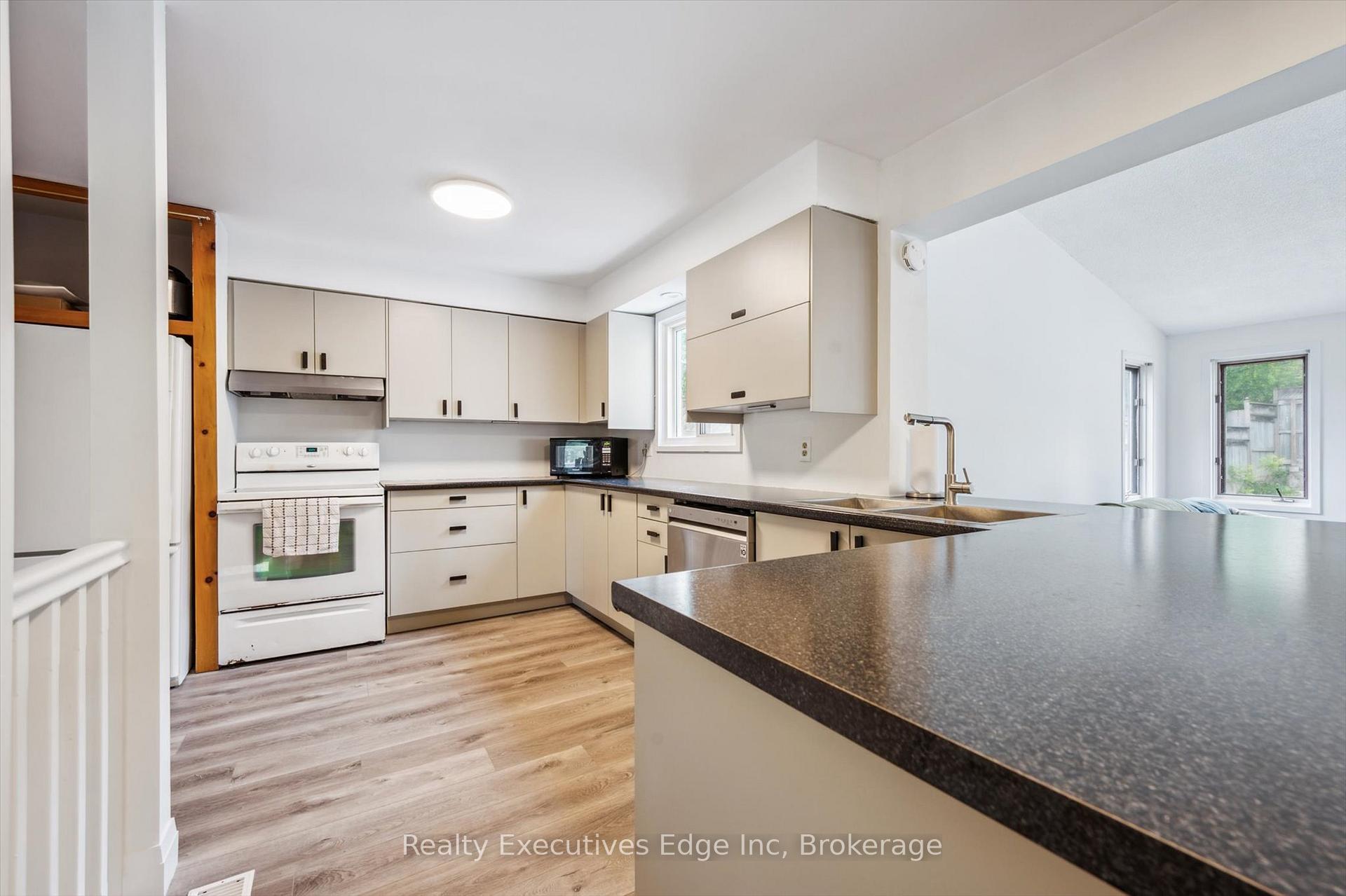 Photo 12 of 18 Windermere Court, Guelph, Riverside Park — HOMEH