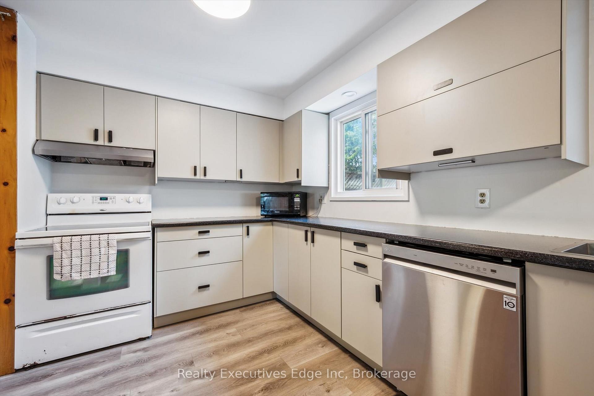 Photo 13 of 18 Windermere Court, Guelph, Riverside Park — HOMEH