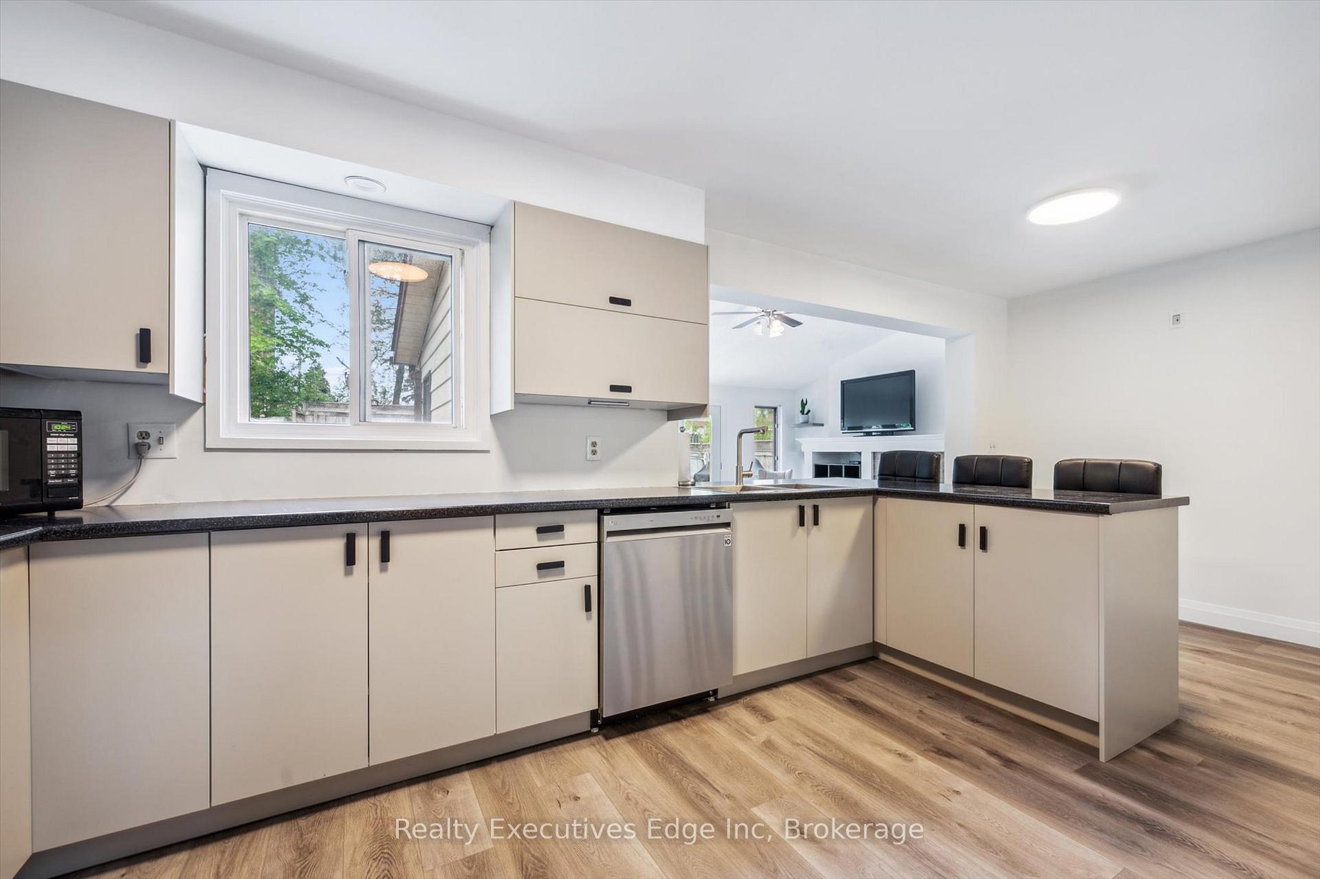 Photo 14 of 18 Windermere Court, Guelph, Riverside Park — HOMEH