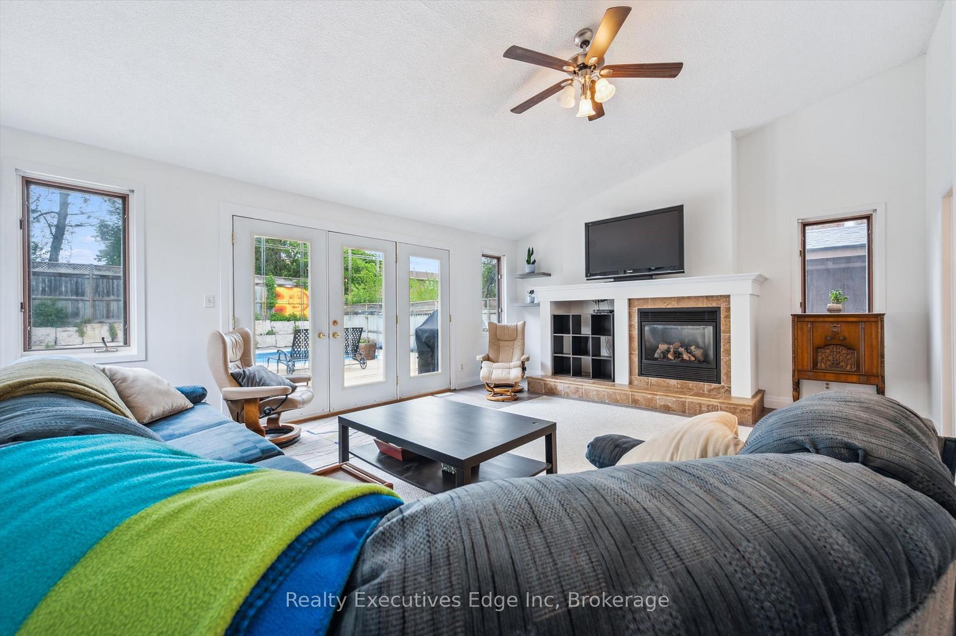Photo 16 of 18 Windermere Court, Guelph, Riverside Park — HOMEH