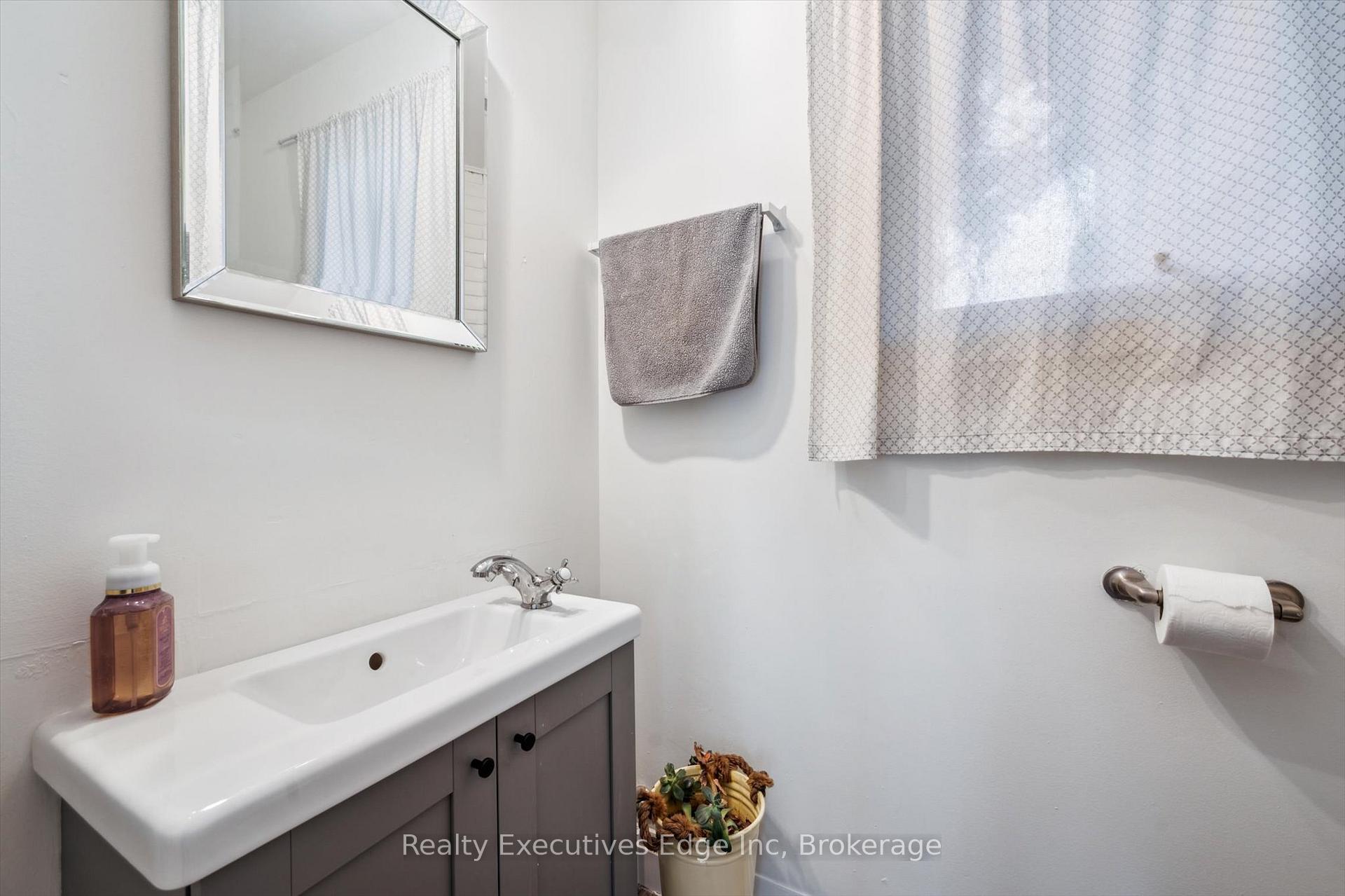 Photo 20 of 18 Windermere Court, Guelph, Riverside Park — HOMEH