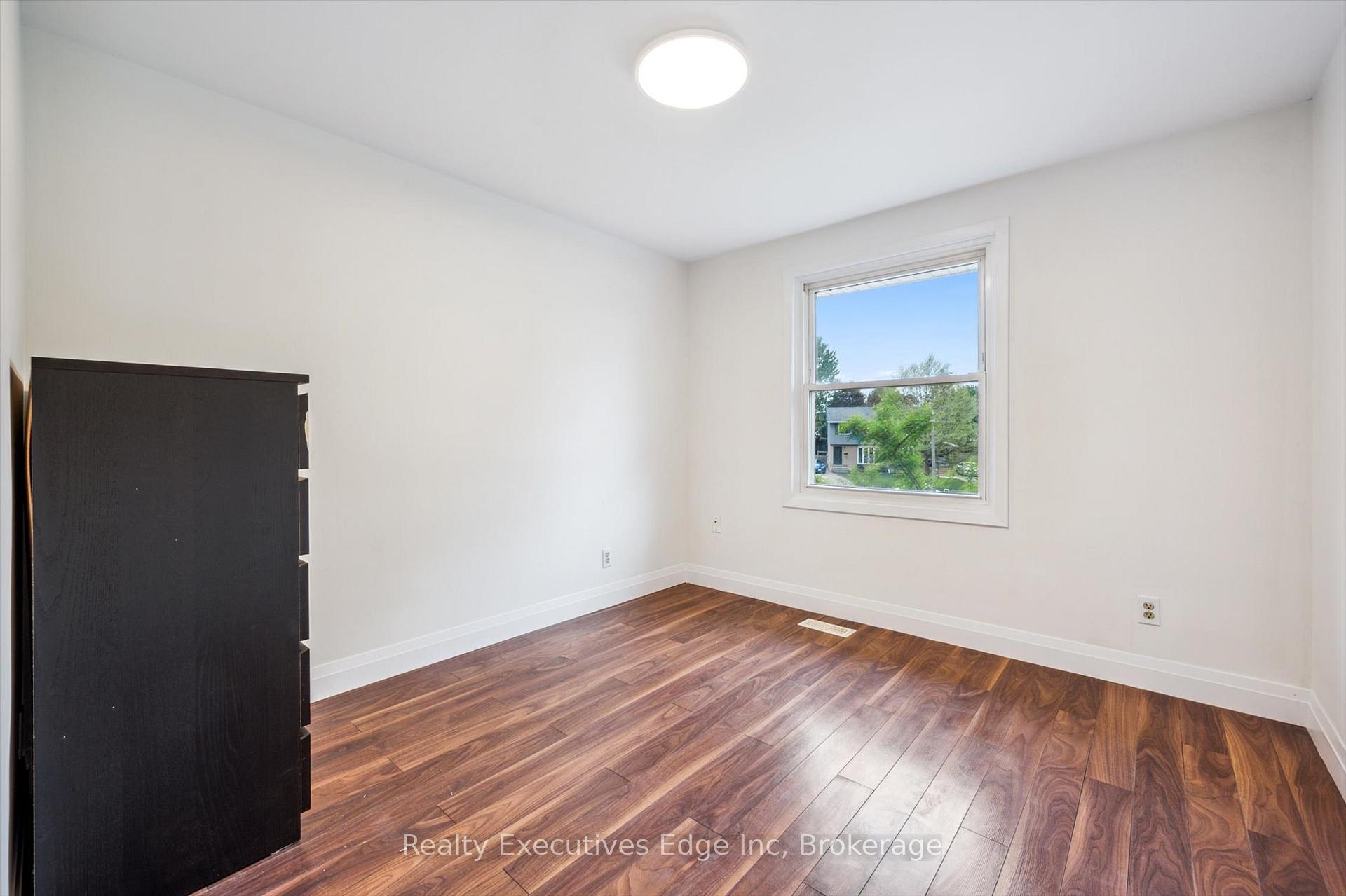 Photo 23 of 18 Windermere Court, Guelph, Riverside Park — HOMEH