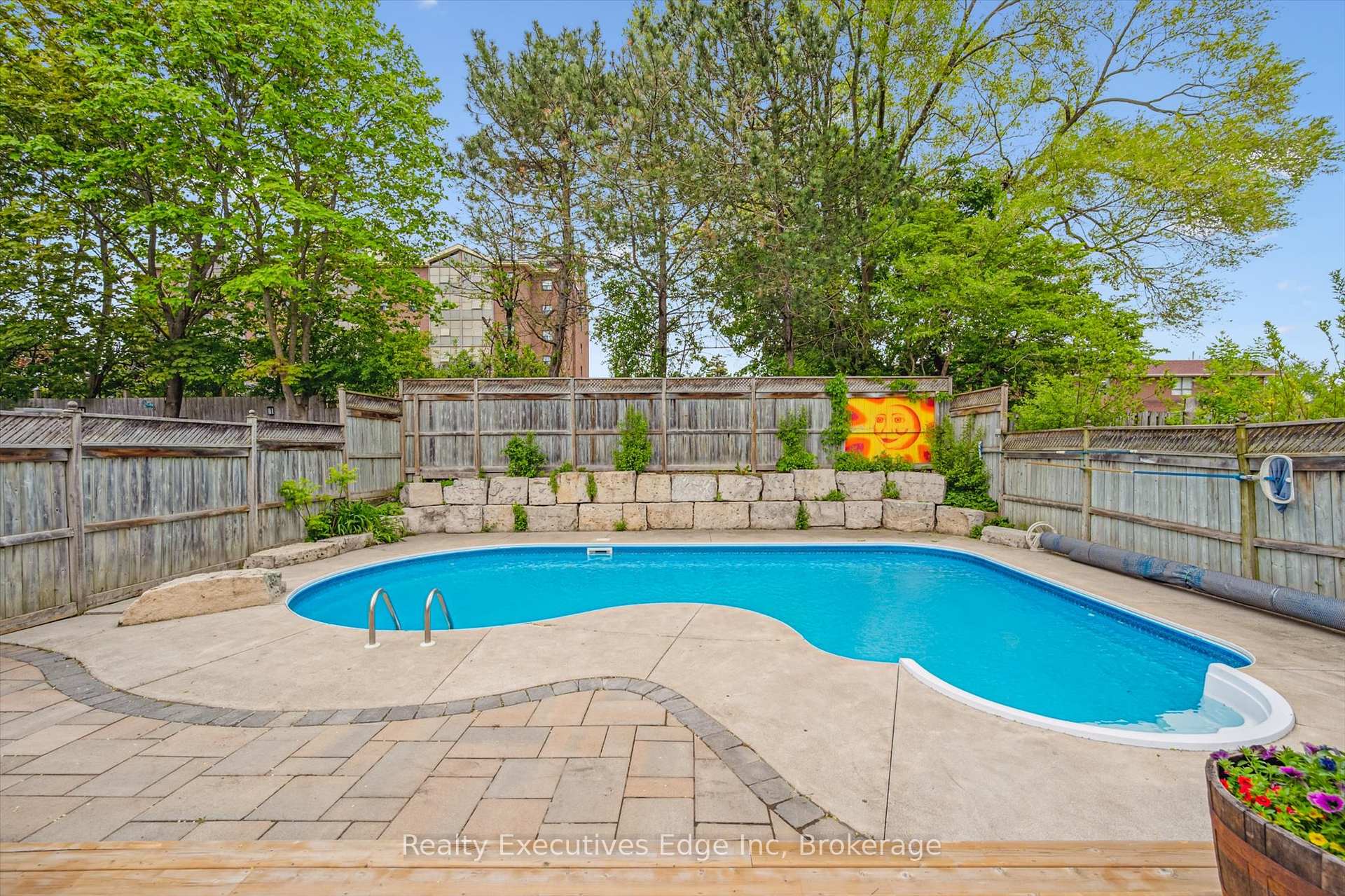 Photo 32 of 18 Windermere Court, Guelph, Riverside Park — HOMEH