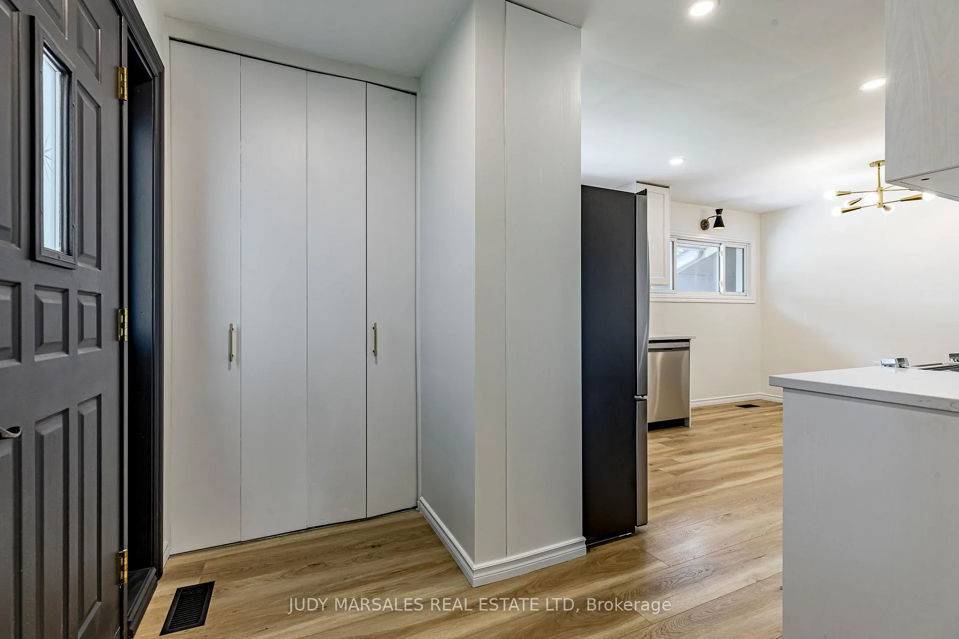Photo 5 of 20 Burfield Avenue, Hamilton, Huntington — HOMEH