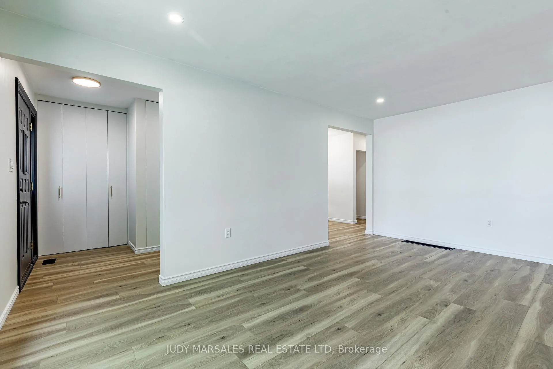Photo 6 of 20 Burfield Avenue, Hamilton, Huntington — HOMEH