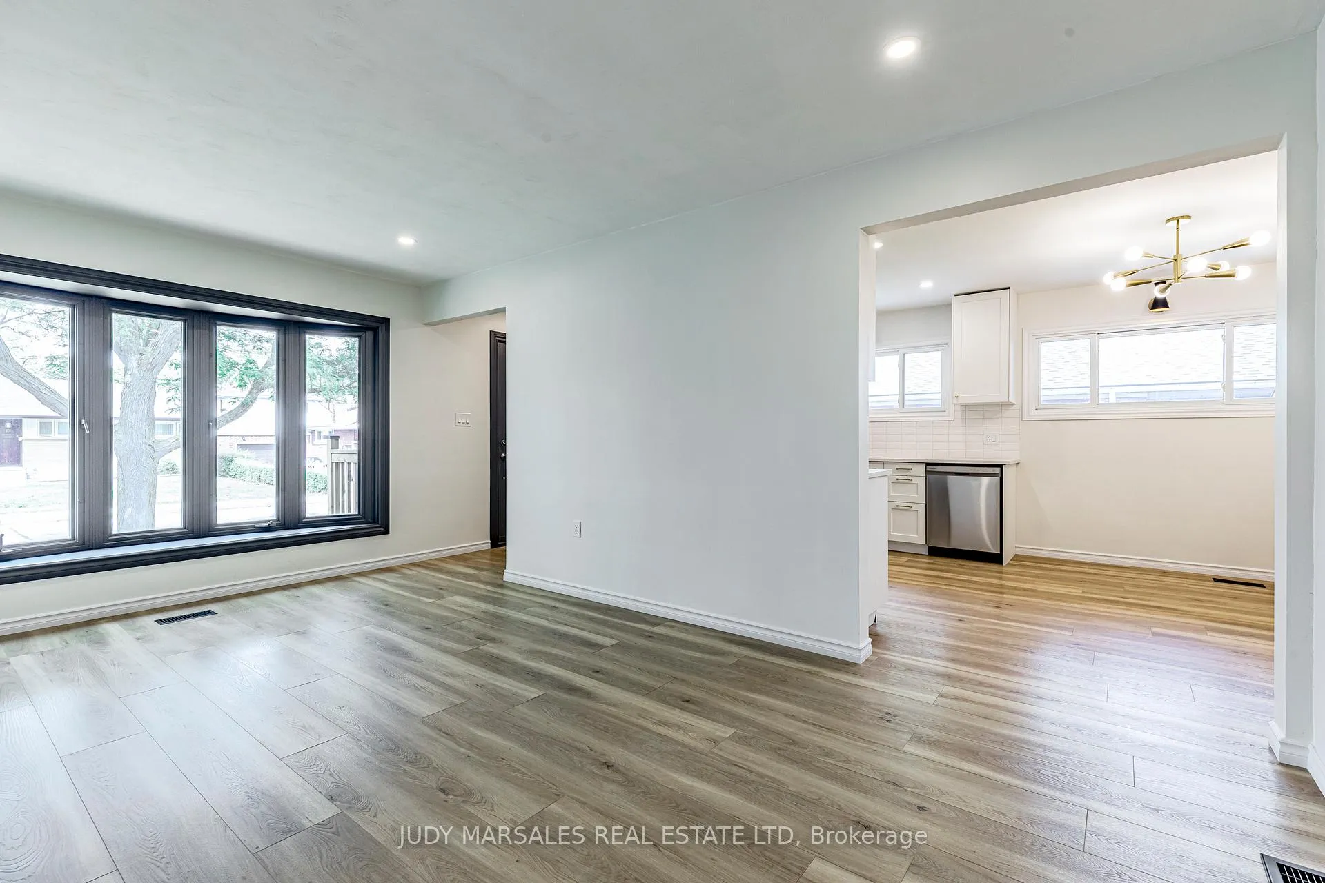 Photo 7 of 20 Burfield Avenue, Hamilton, Huntington — HOMEH