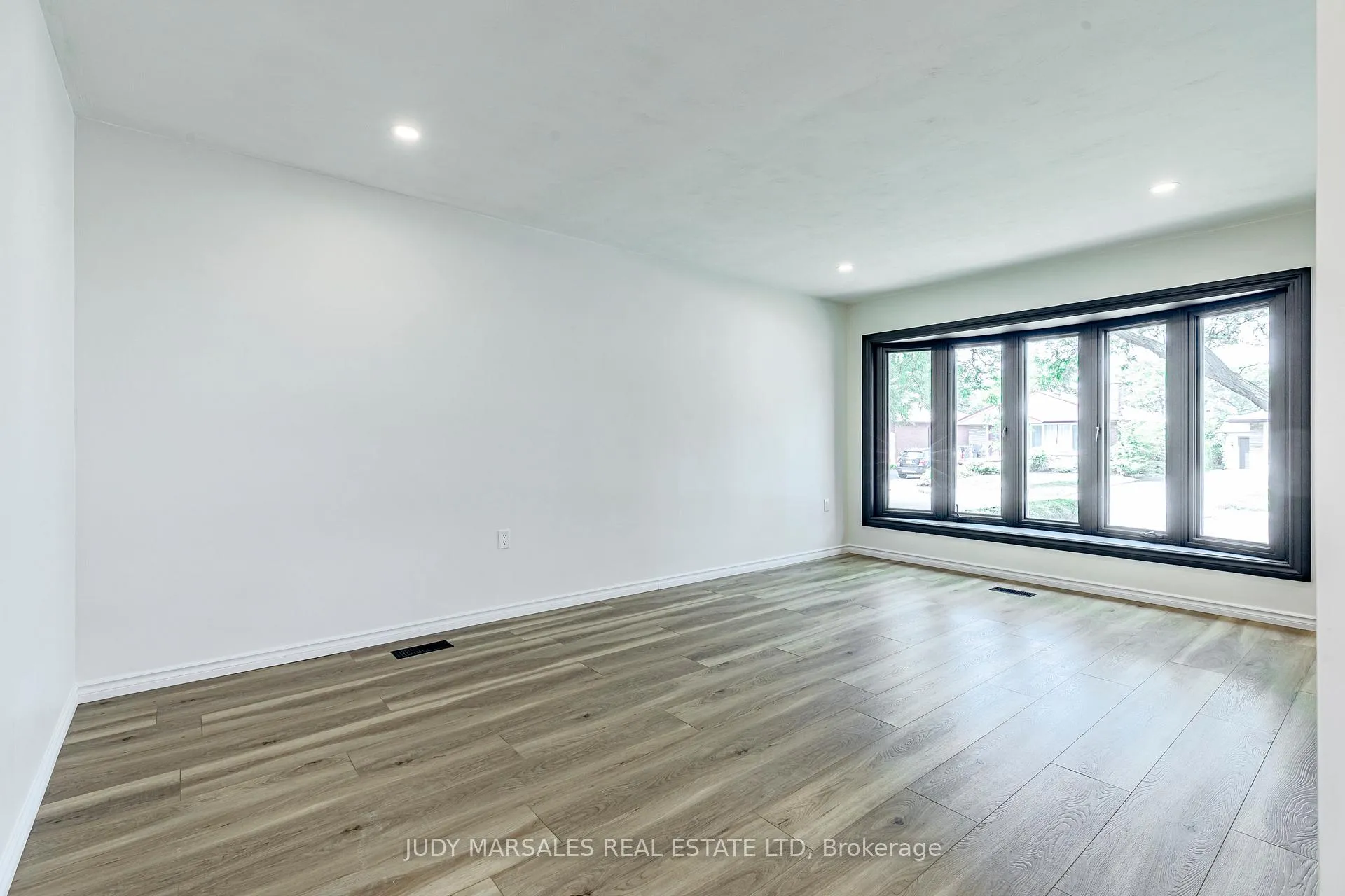 Photo 8 of 20 Burfield Avenue, Hamilton, Huntington — HOMEH