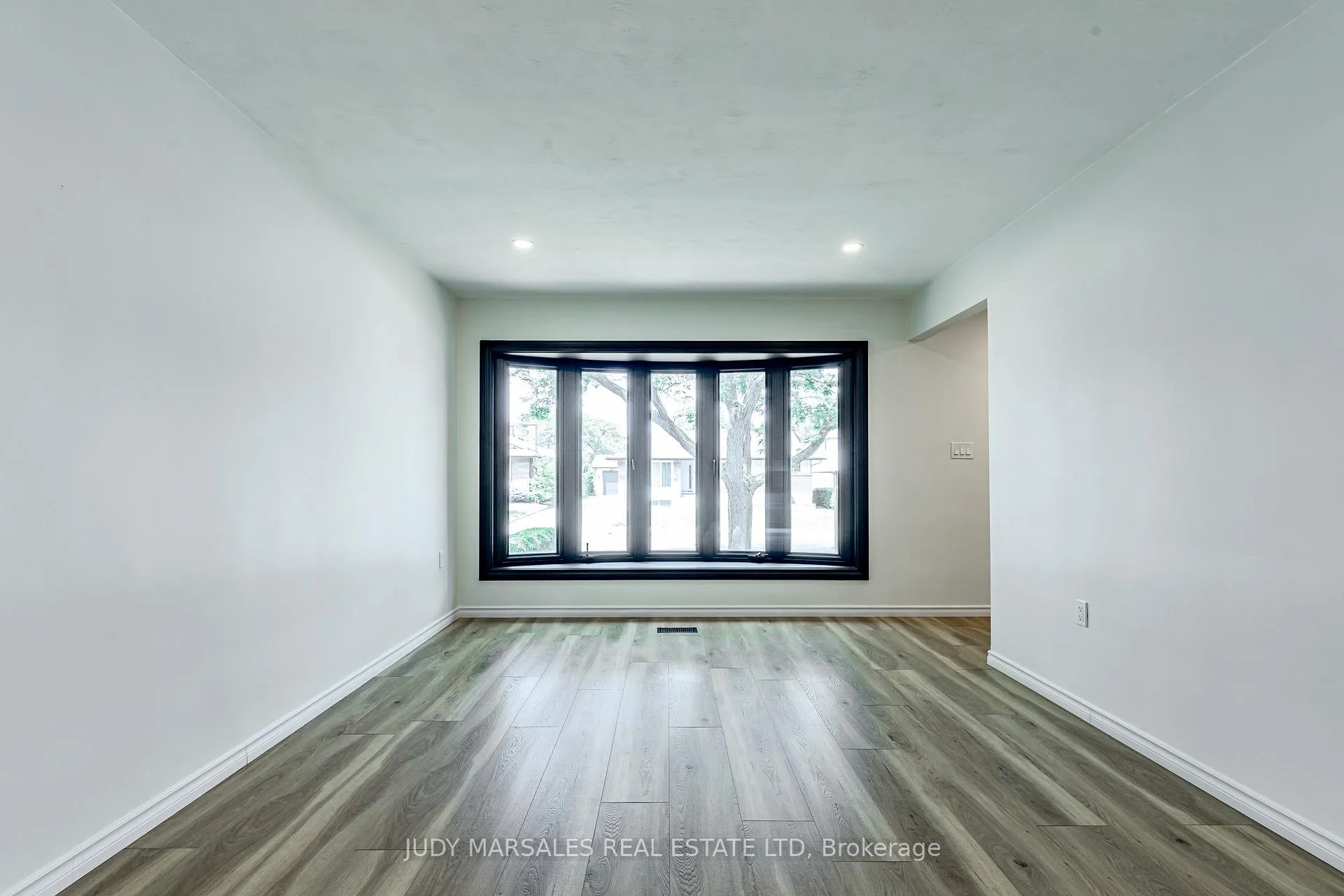 Photo 9 of 20 Burfield Avenue, Hamilton, Huntington — HOMEH