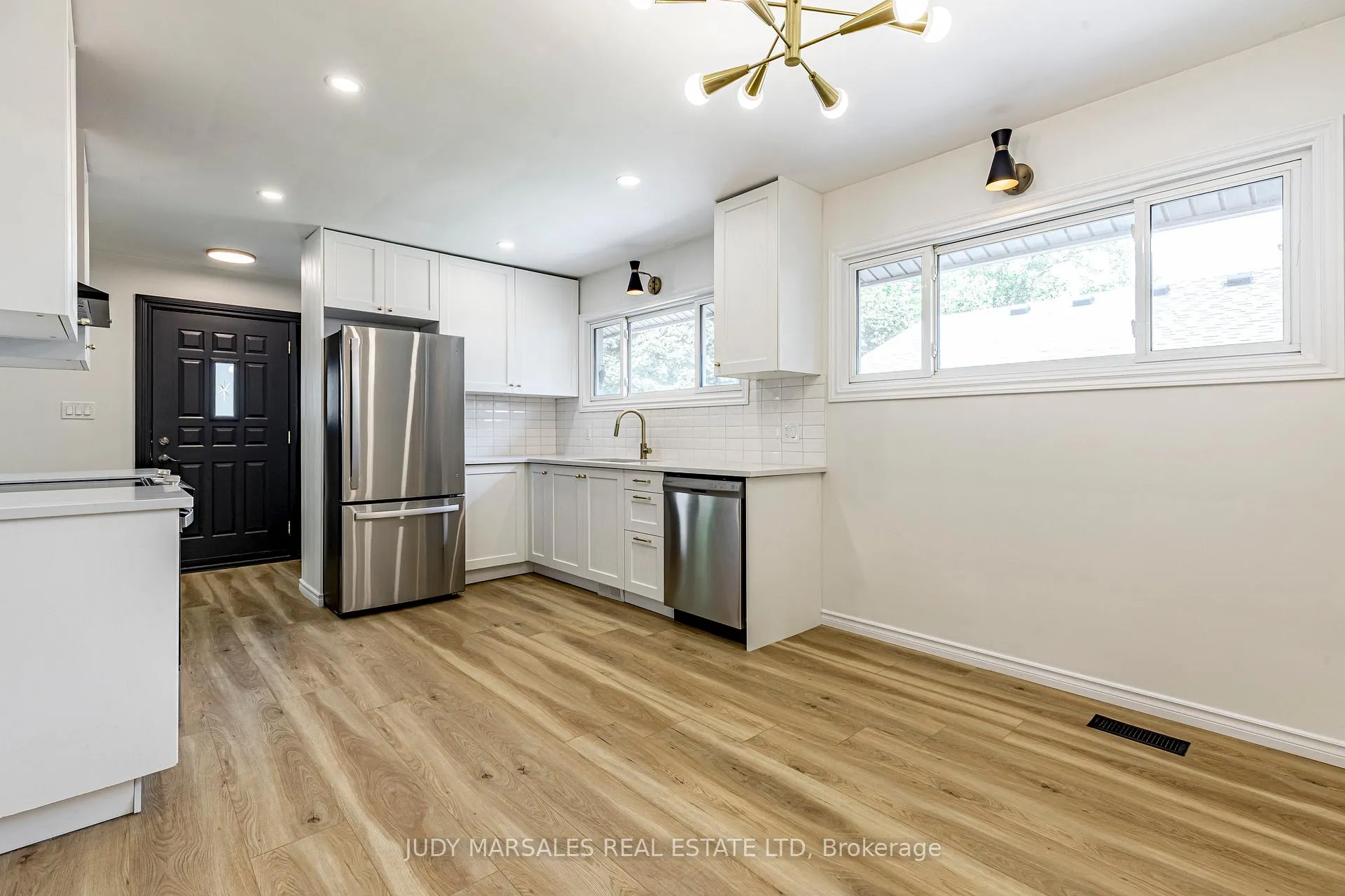 Photo 10 of 20 Burfield Avenue, Hamilton, Huntington — HOMEH