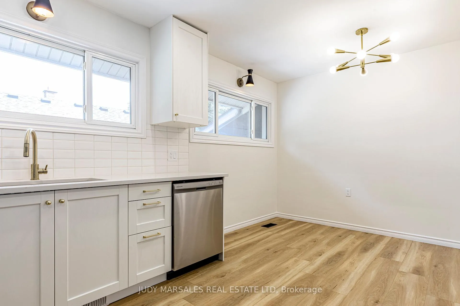 Photo 15 of 20 Burfield Avenue, Hamilton, Huntington — HOMEH