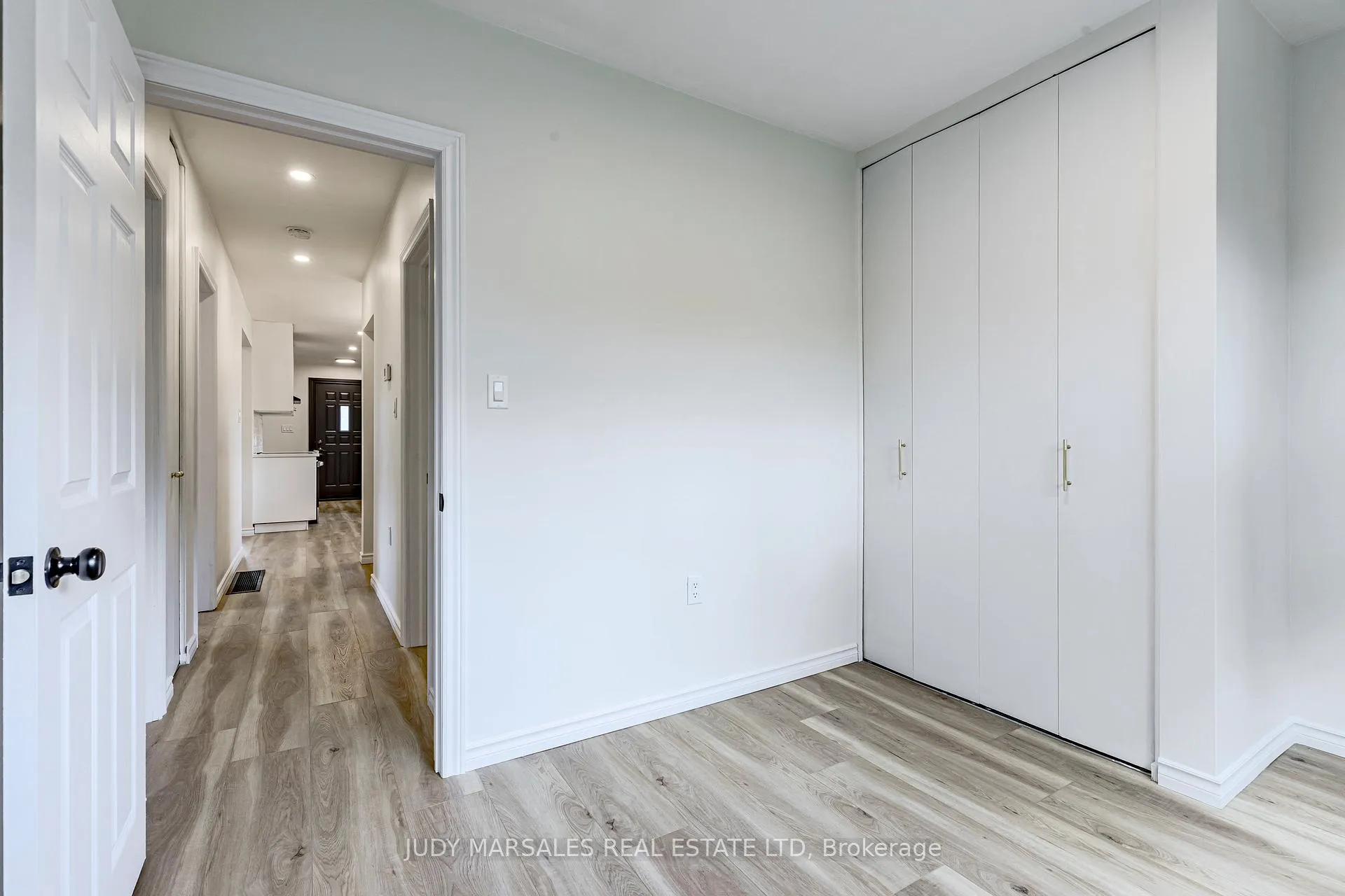 Photo 21 of 20 Burfield Avenue, Hamilton, Huntington — HOMEH