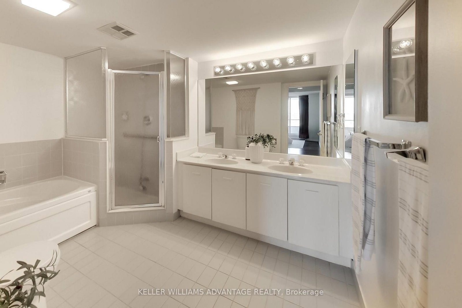 Photo 10 of Unit 825, 25 Austin Dr, Markham, Markville — HOMEH