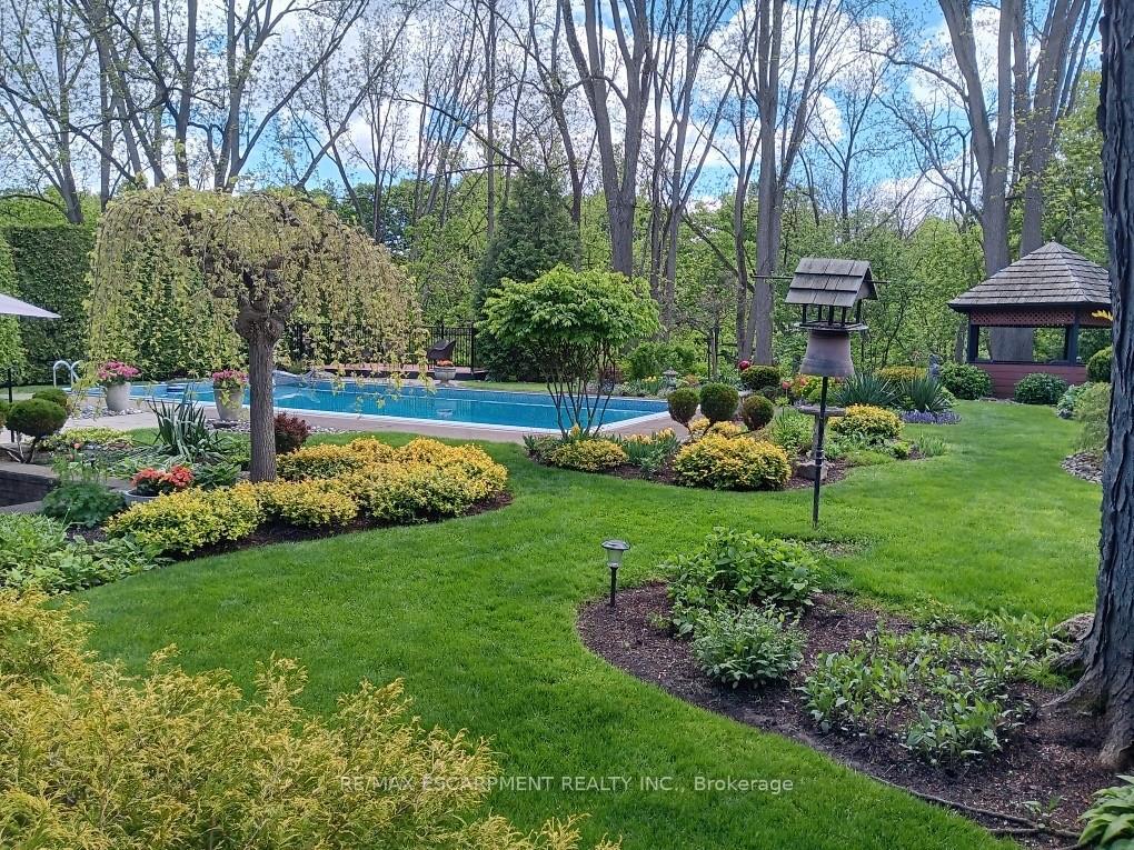 Photo 3 of 2 Walnut Grove, Hamilton, Dundas — HOMEH