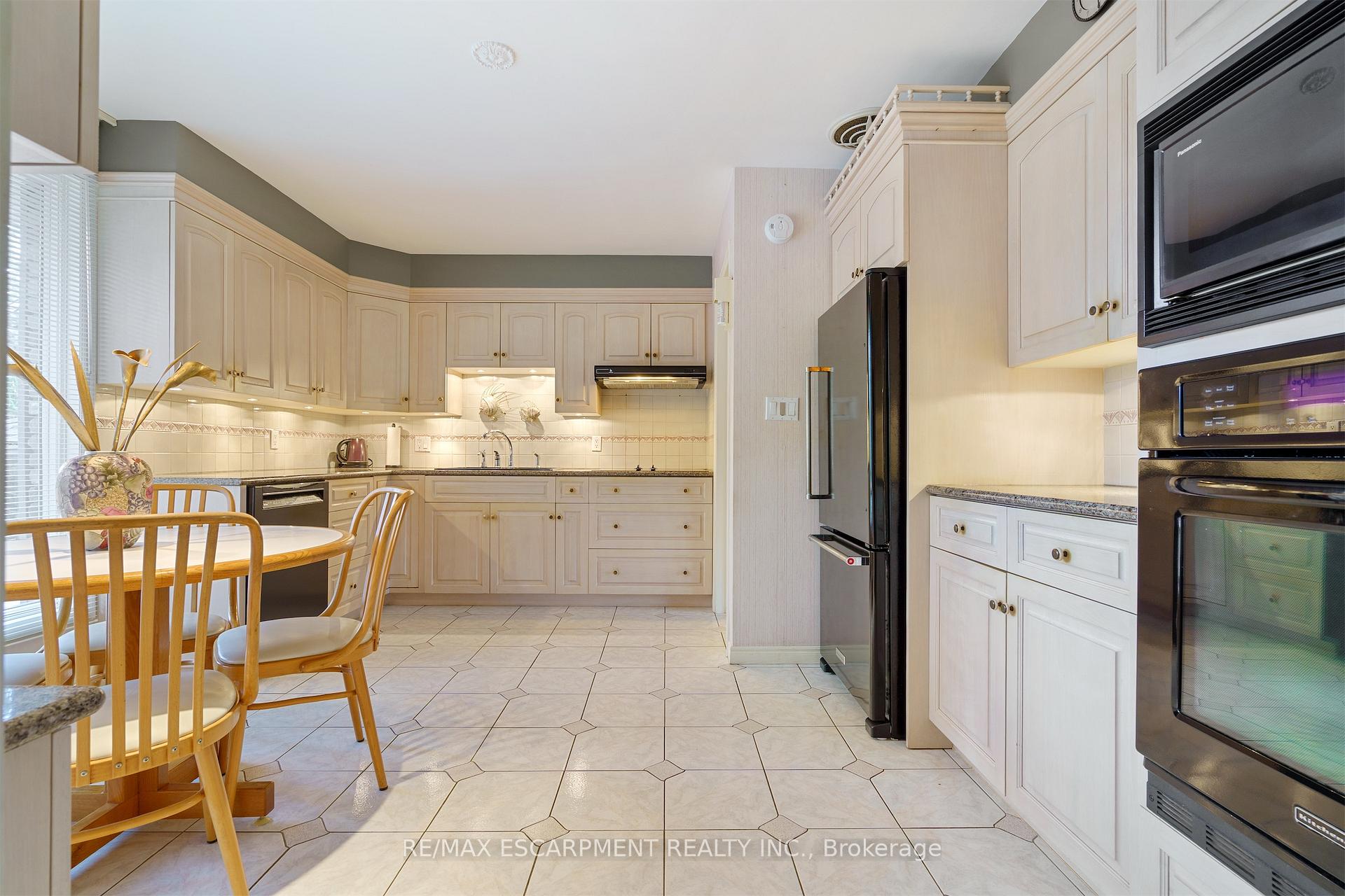 Photo 12 of 2 Walnut Grove, Hamilton, Dundas — HOMEH