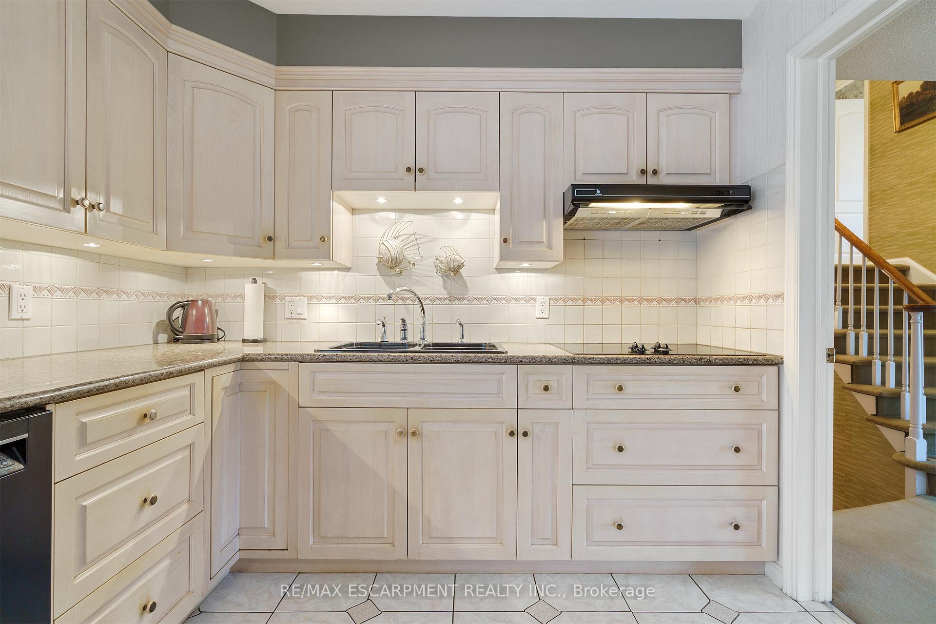 Photo 13 of 2 Walnut Grove, Hamilton, Dundas — HOMEH