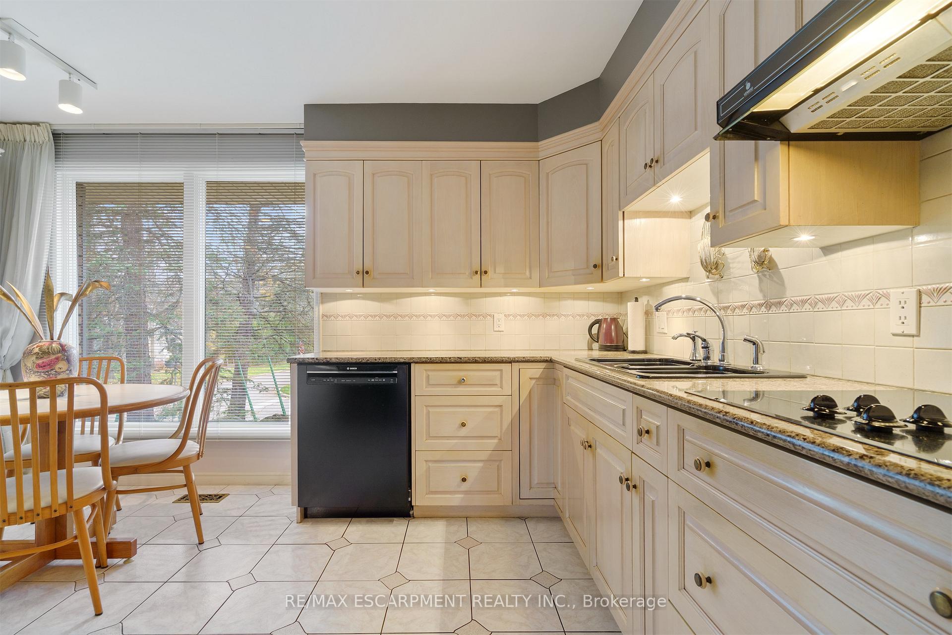 Photo 14 of 2 Walnut Grove, Hamilton, Dundas — HOMEH
