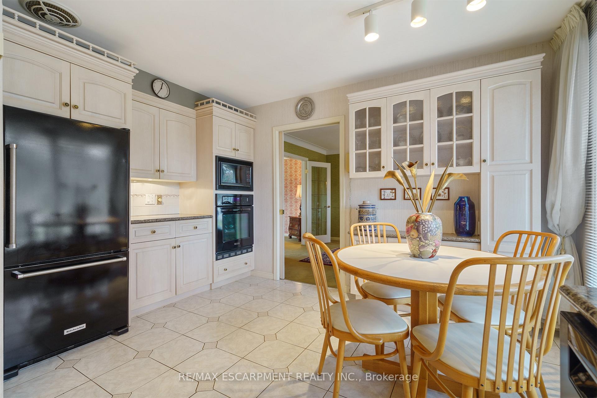 Photo 16 of 2 Walnut Grove, Hamilton, Dundas — HOMEH