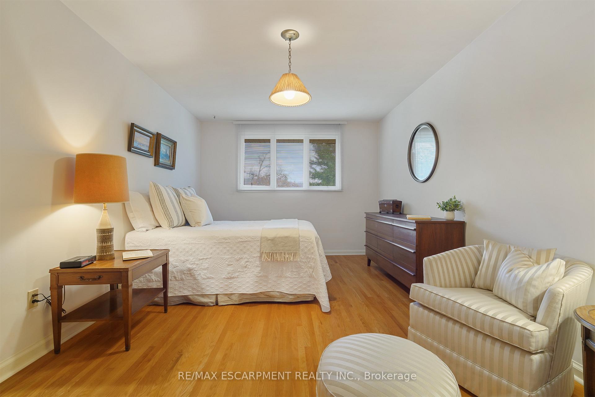 Photo 23 of 2 Walnut Grove, Hamilton, Dundas — HOMEH