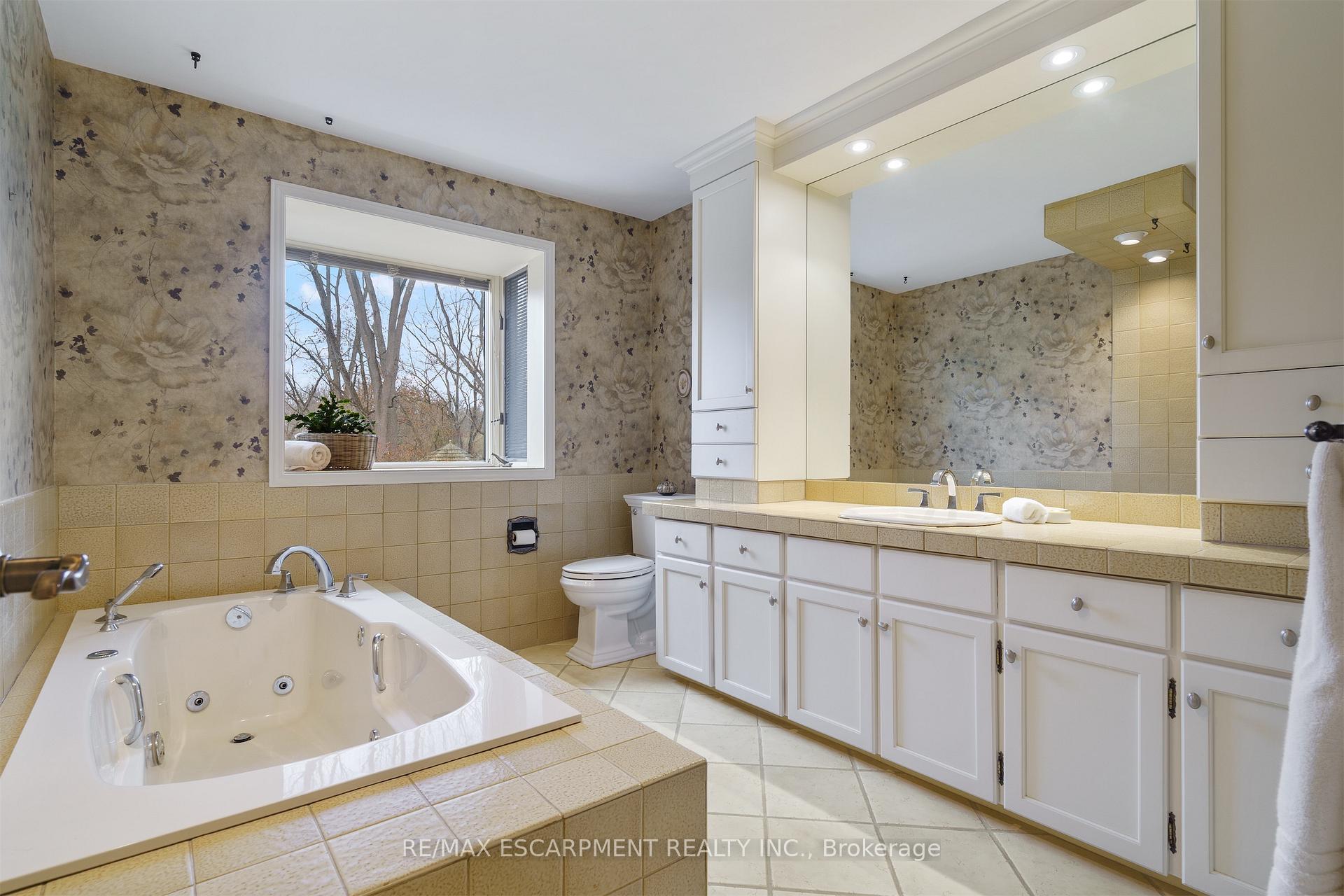 Photo 24 of 2 Walnut Grove, Hamilton, Dundas — HOMEH