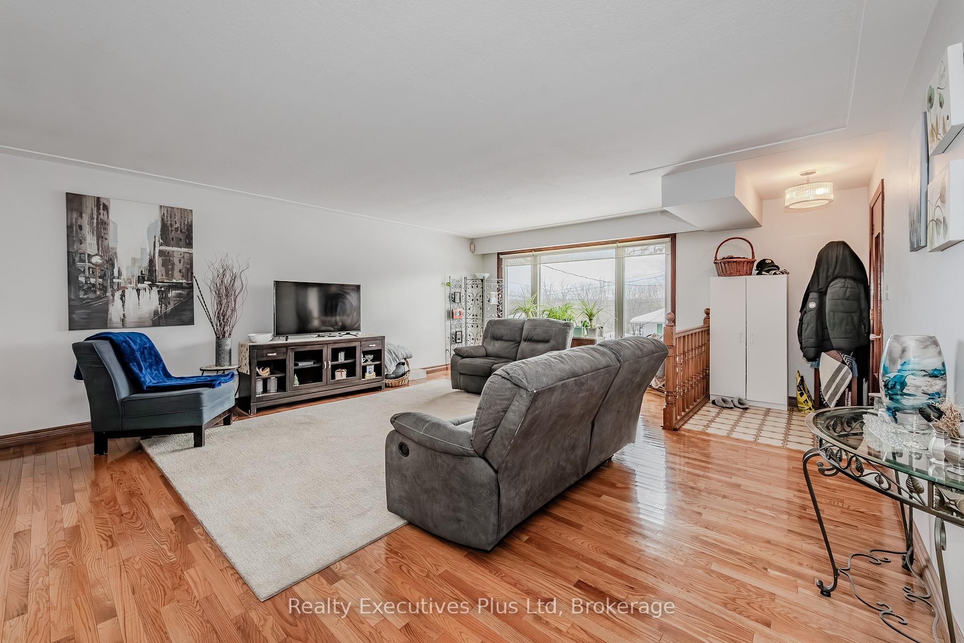 Photo 10 of 184 Grove Street, Guelph, St. George's — HOMEH