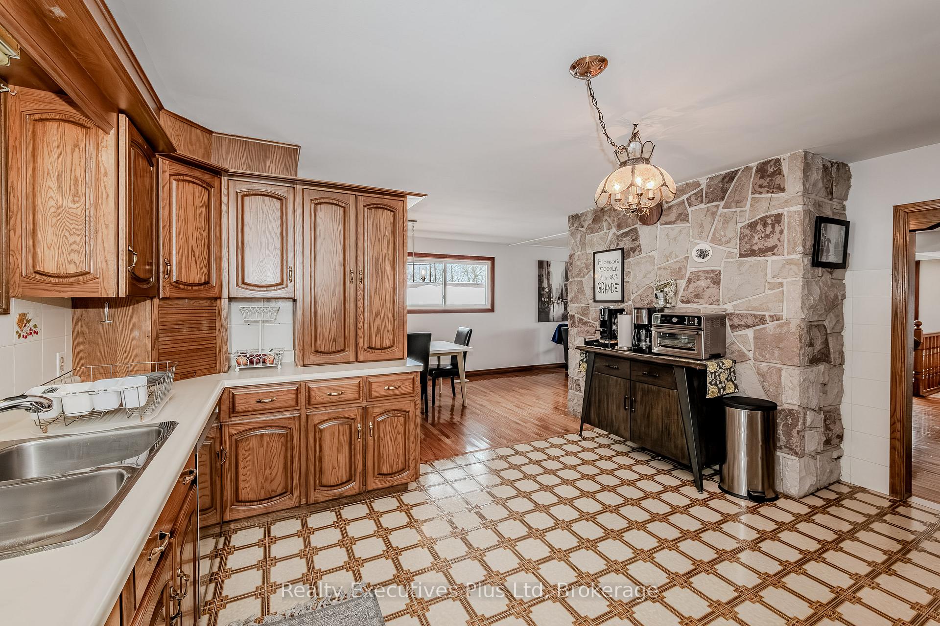 Photo 17 of 184 Grove Street, Guelph, St. George's — HOMEH