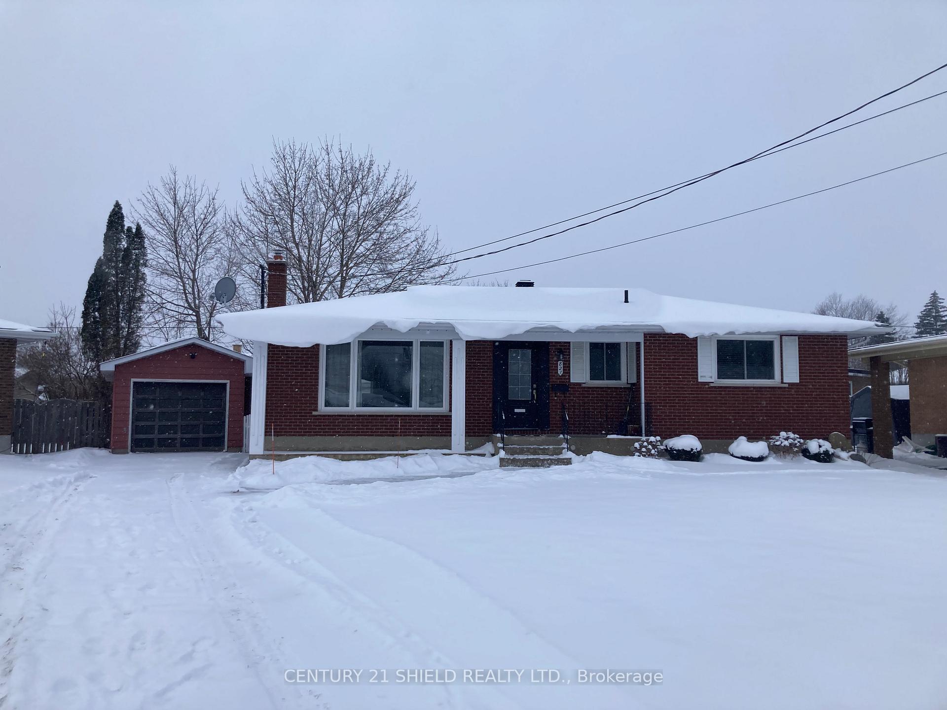 Front of 821 Haldimand Crescent