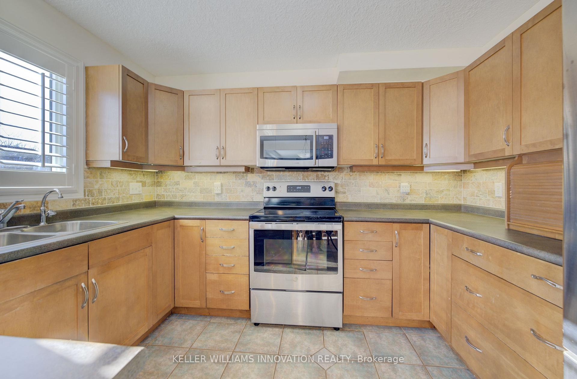 Photo 12 of 37 Grey Oak Drive, Guelph, Pineridge/Westminster Woods — HOMEH