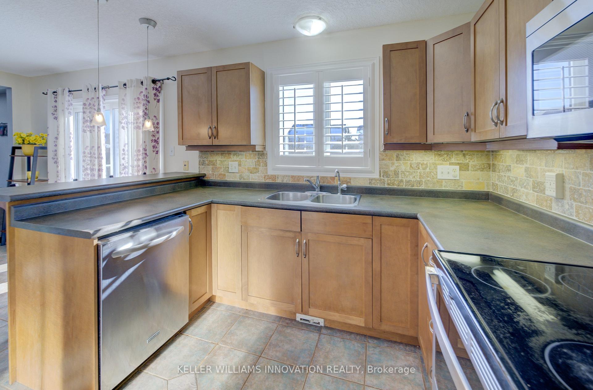 Photo 13 of 37 Grey Oak Drive, Guelph, Pineridge/Westminster Woods — HOMEH