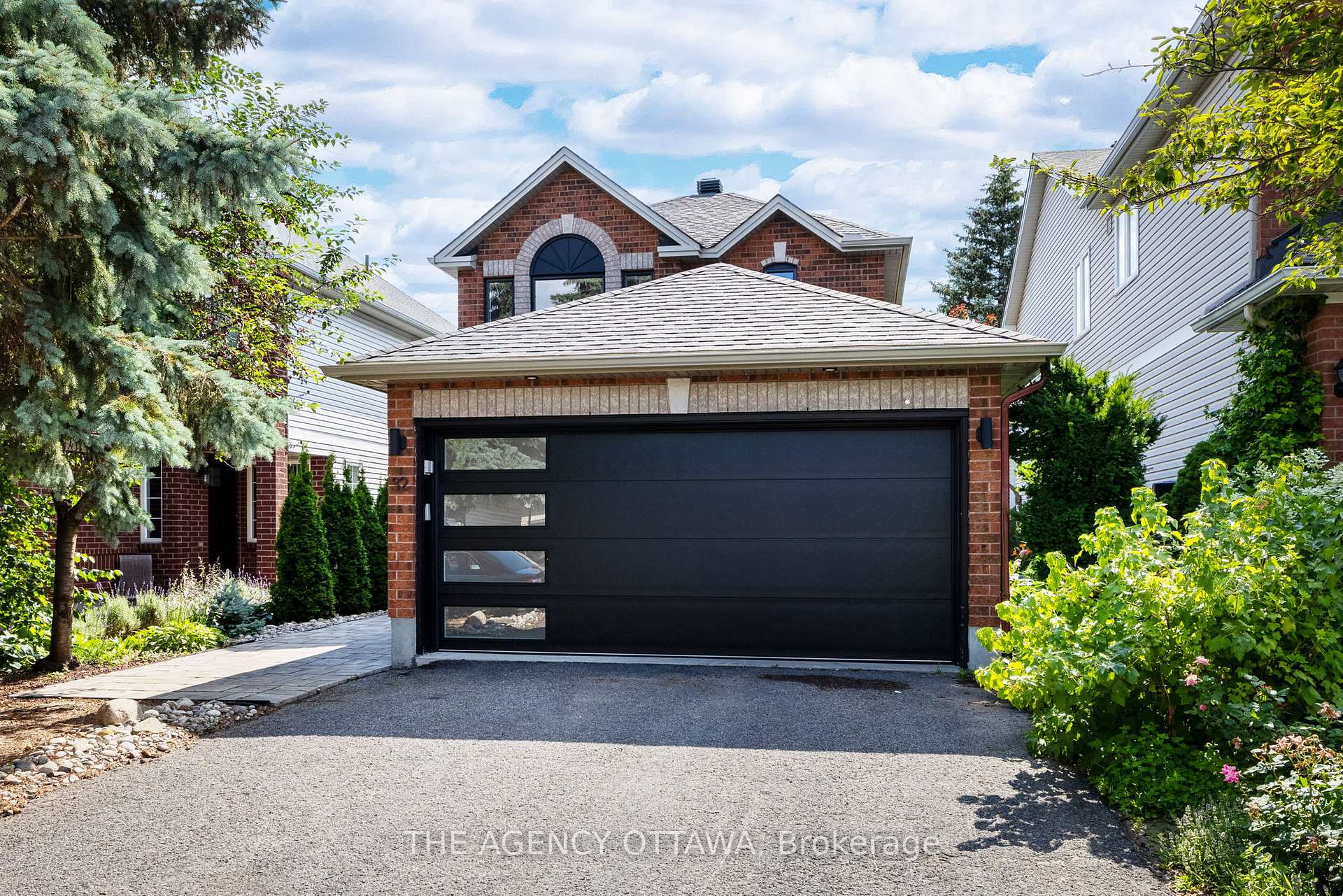Photo 2 of 32 Whitestone Drive, Ottawa, Central Park — HOMEH