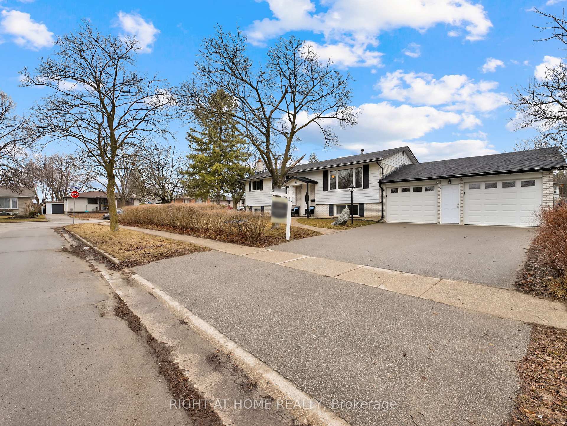 Photo 2 of 2 Chartwell Cres, Guelph, Dovercliffe Park/Old University — HOMEH