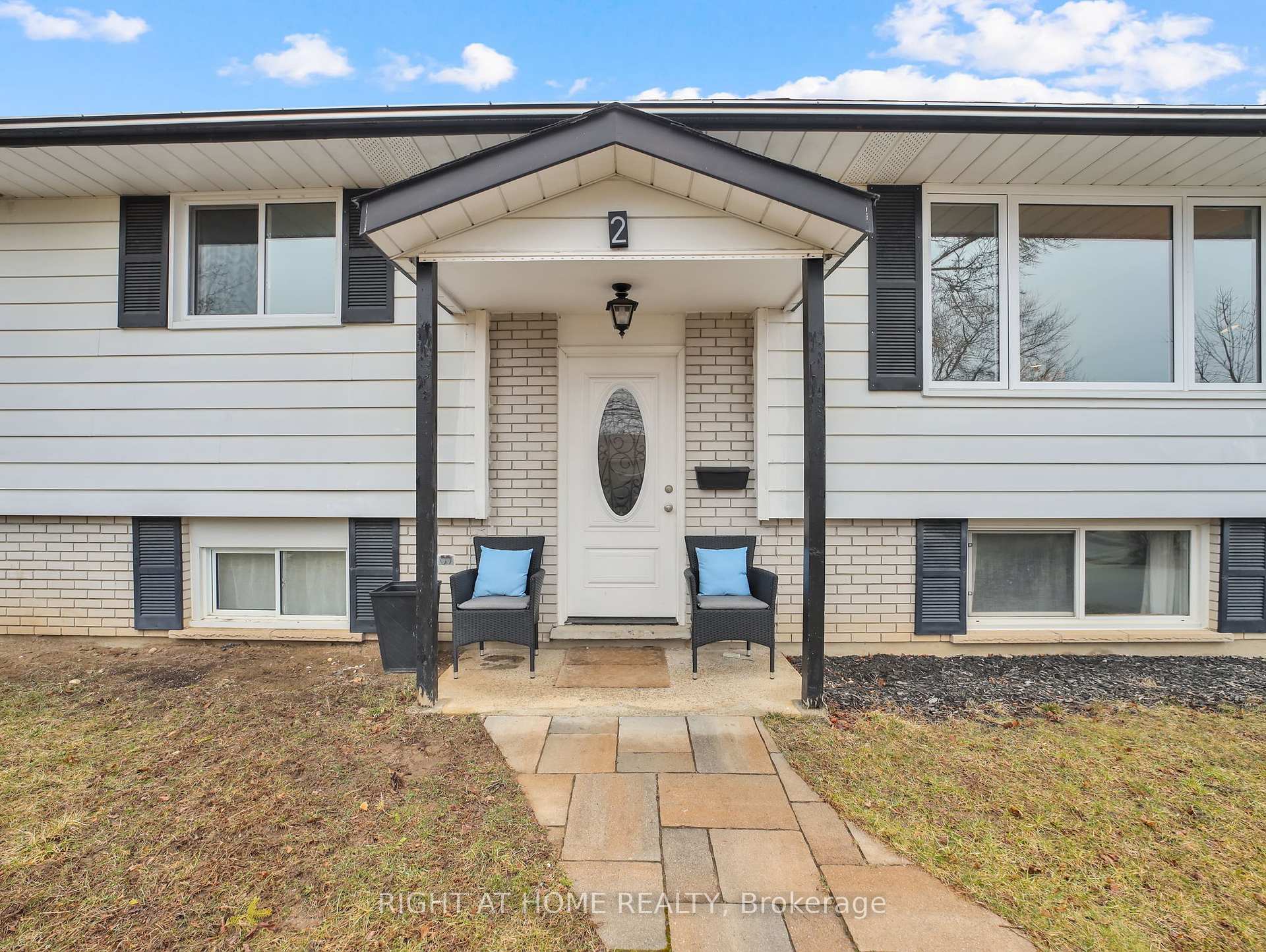 Photo 3 of 2 Chartwell Cres, Guelph, Dovercliffe Park/Old University — HOMEH