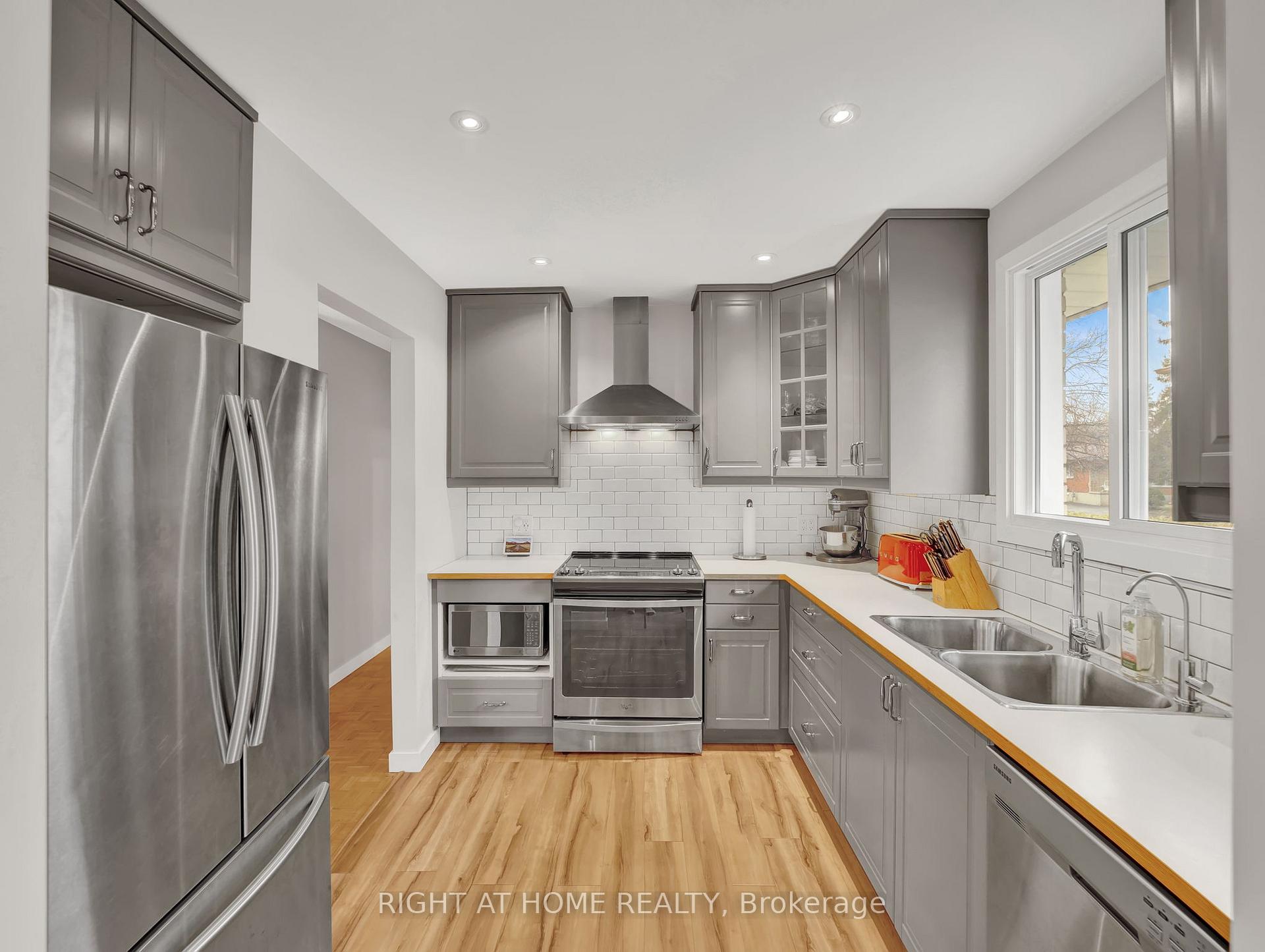 Photo 10 of 2 Chartwell Cres, Guelph, Dovercliffe Park/Old University — HOMEH
