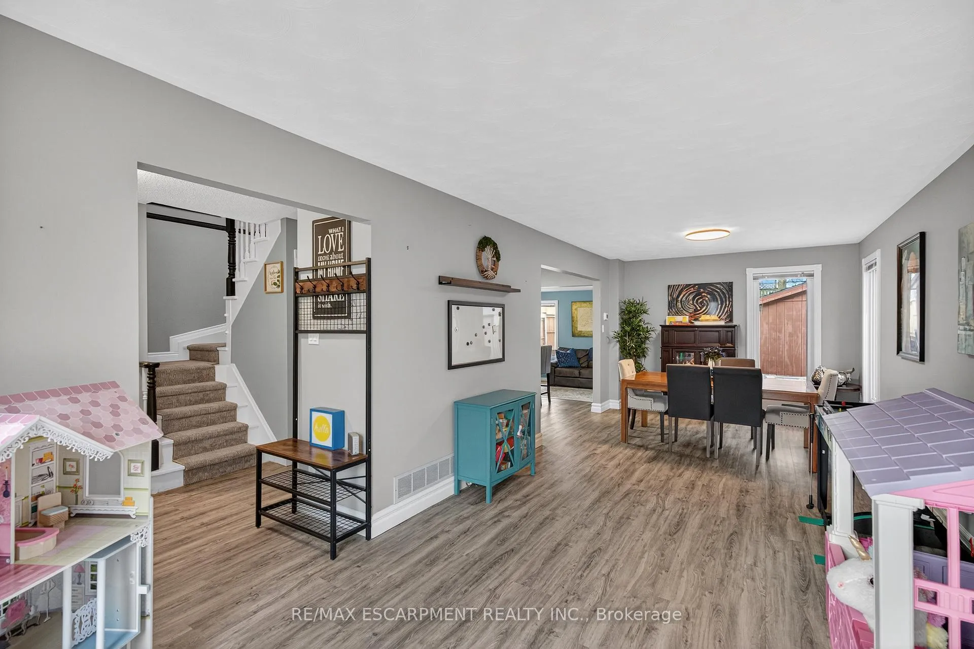 Photo 8 of 84 Branthaven Drive, Hamilton, Stoney Creek Mountain — HOMEH