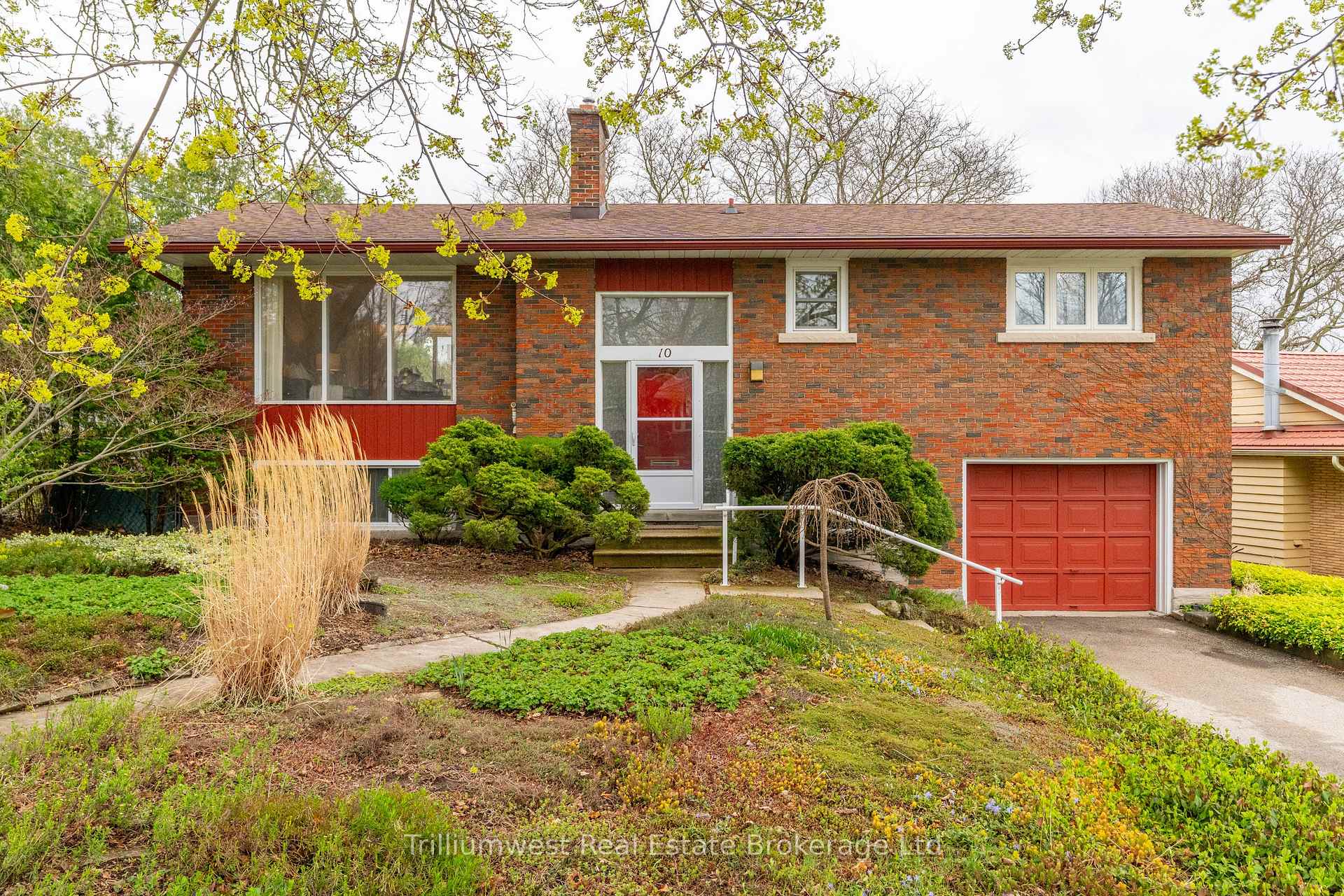 Front of 10 Knightswood Boulevard