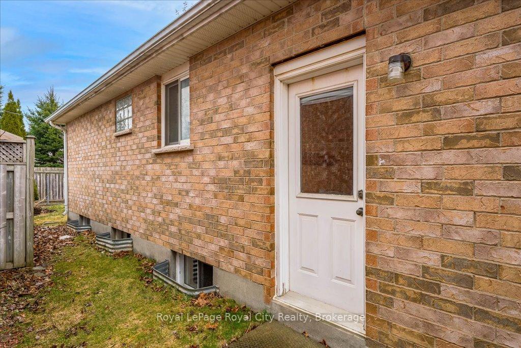 Photo 4 of 85 Inverness Drive, Guelph, Victoria North — HOMEH
