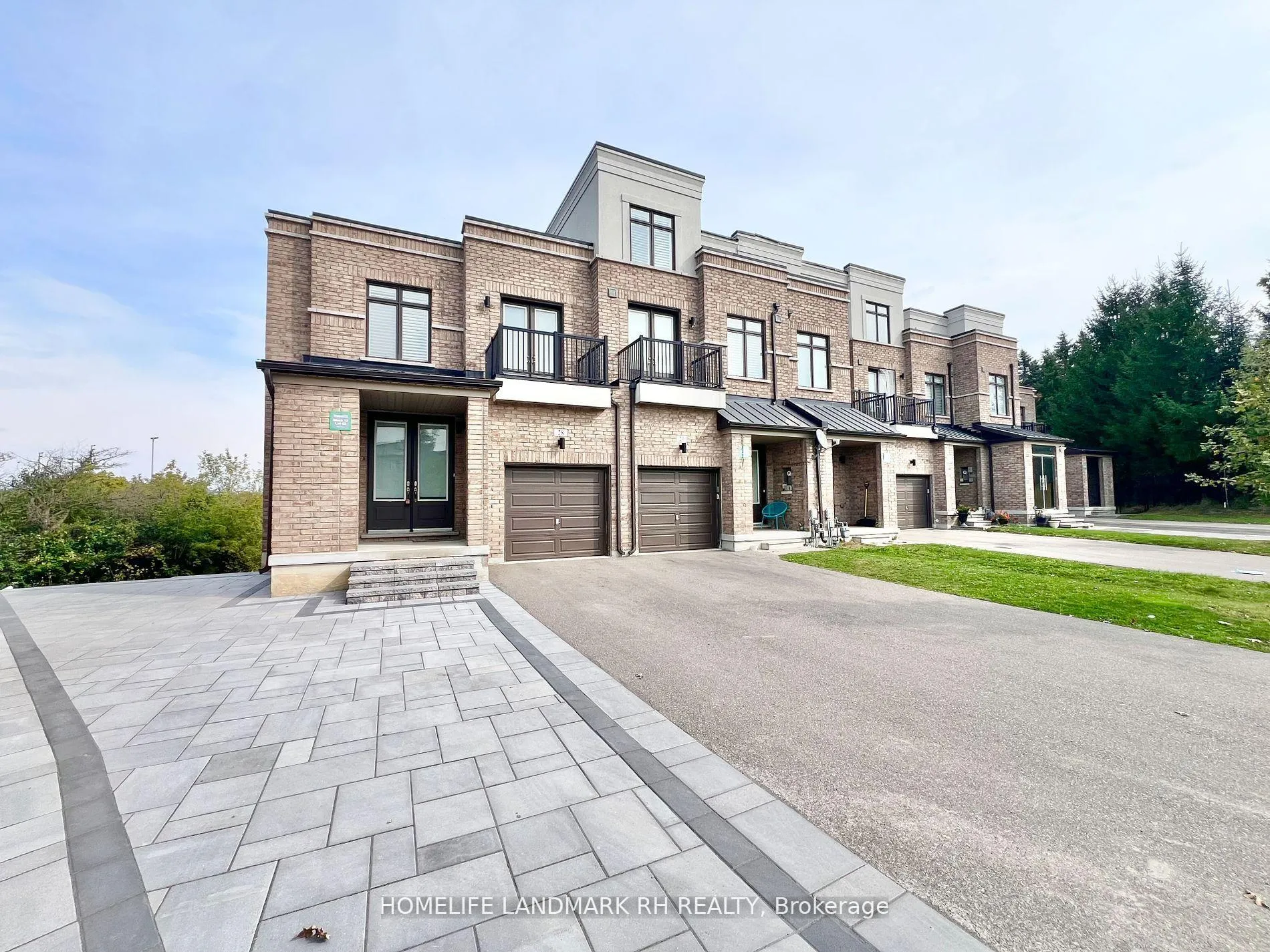 Photo 2 of 28 Elyse Court, Aurora, Bayview Northeast — HOMEH