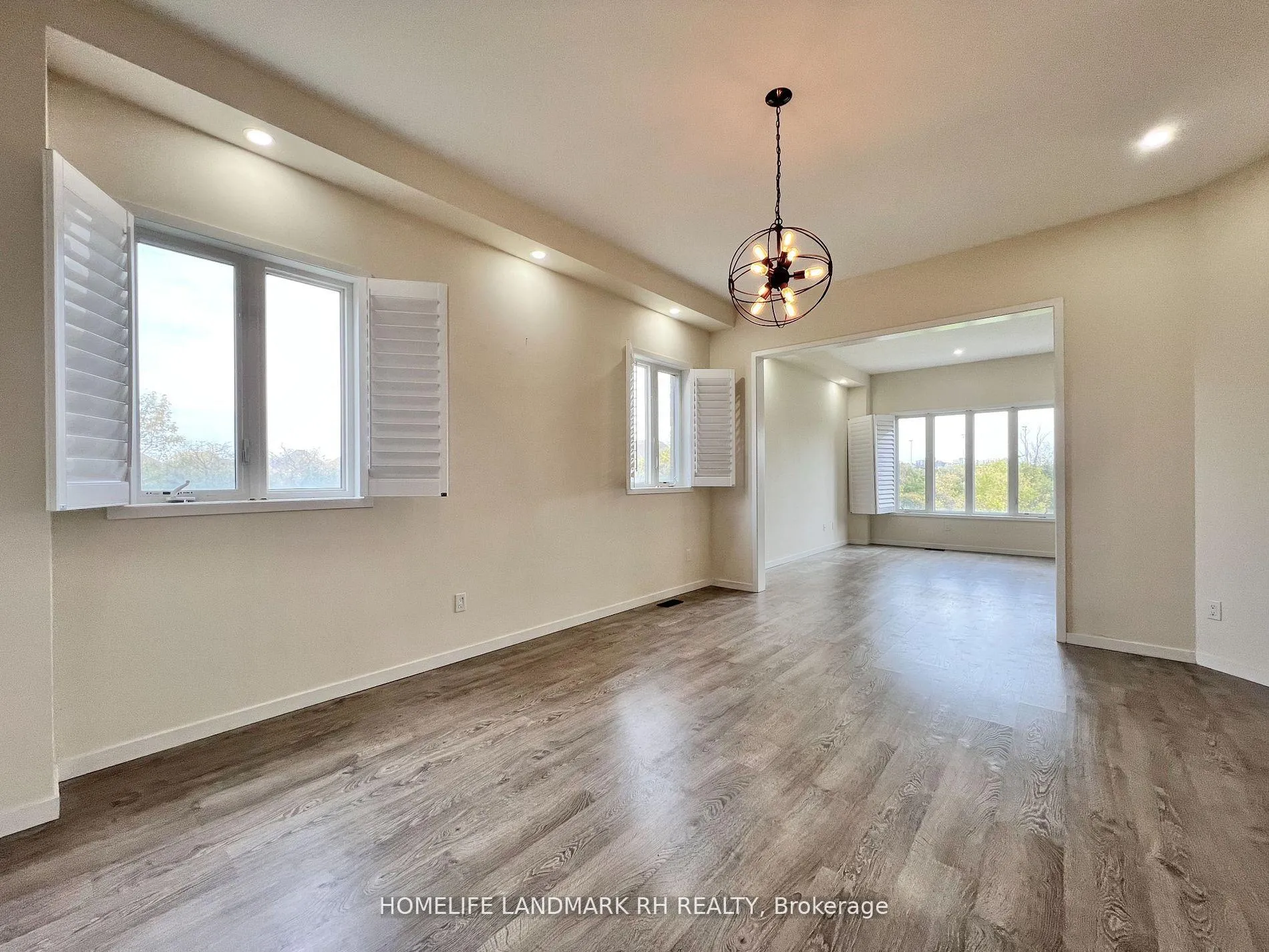Photo 3 of 28 Elyse Court, Aurora, Bayview Northeast — HOMEH
