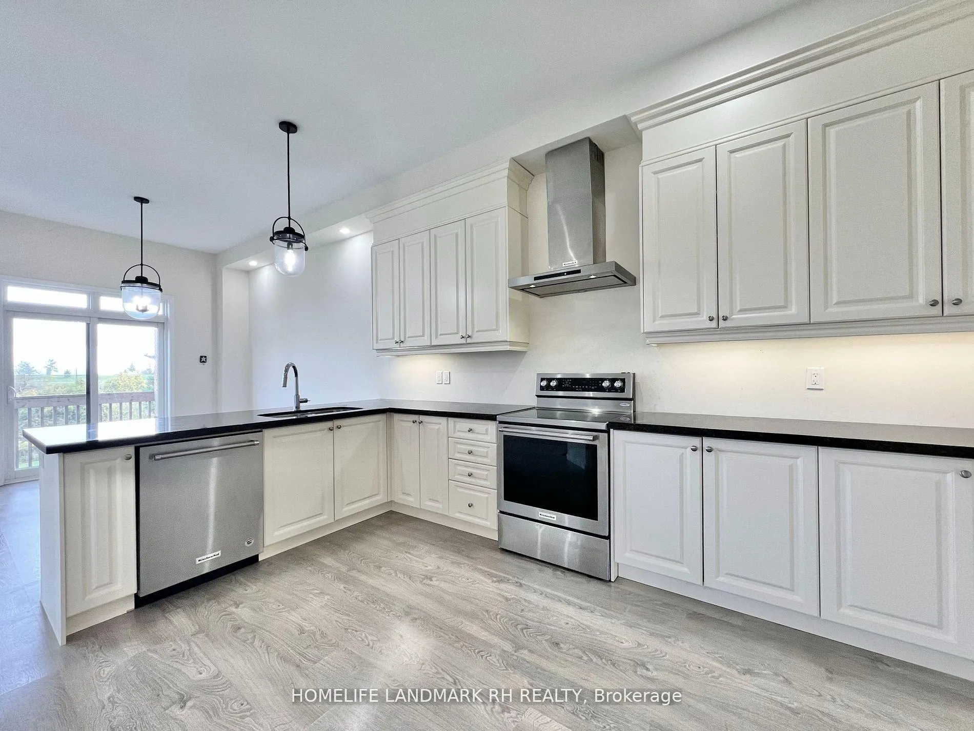 Photo 5 of 28 Elyse Court, Aurora, Bayview Northeast — HOMEH