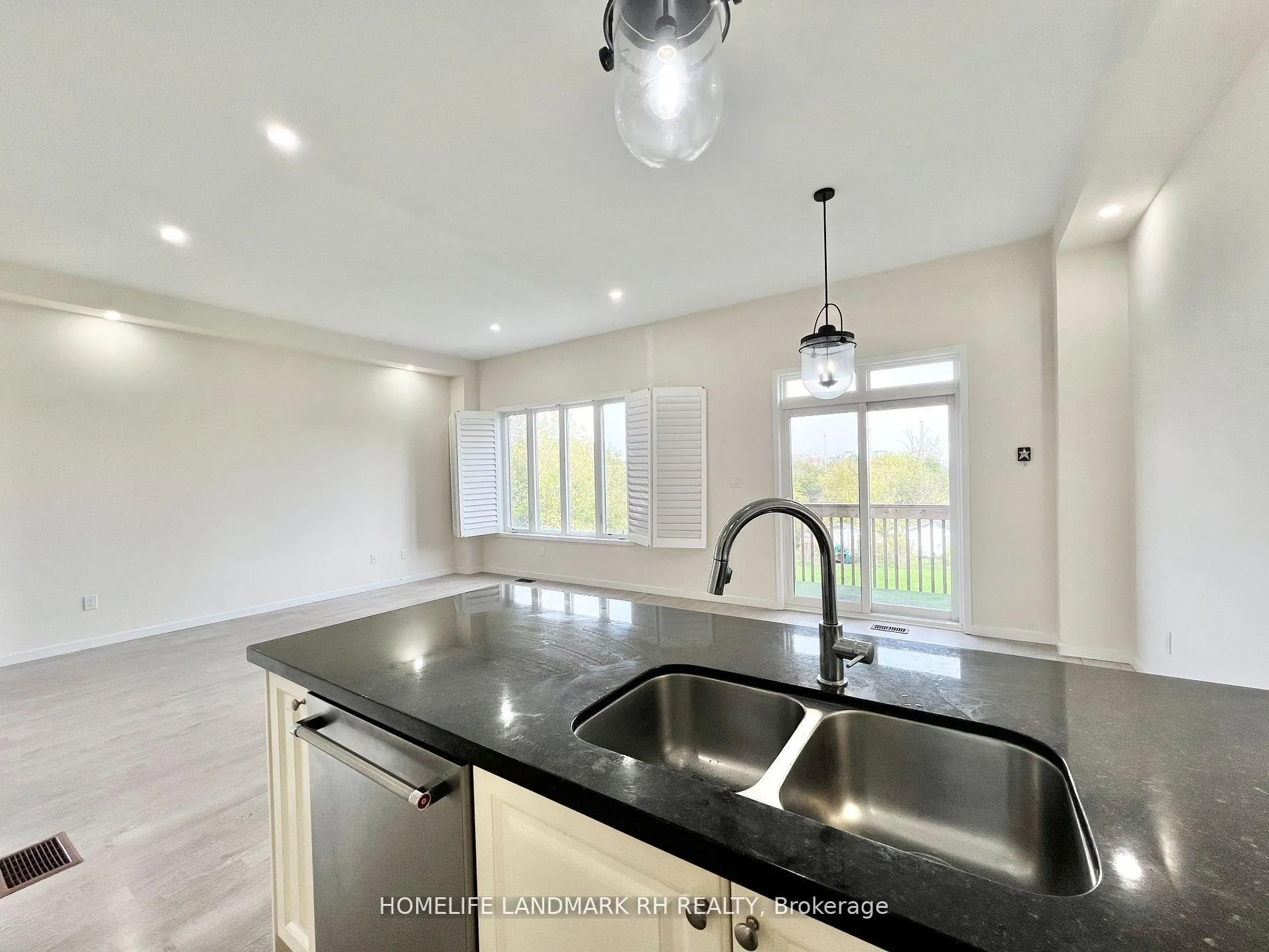 Photo 6 of 28 Elyse Court, Aurora, Bayview Northeast — HOMEH