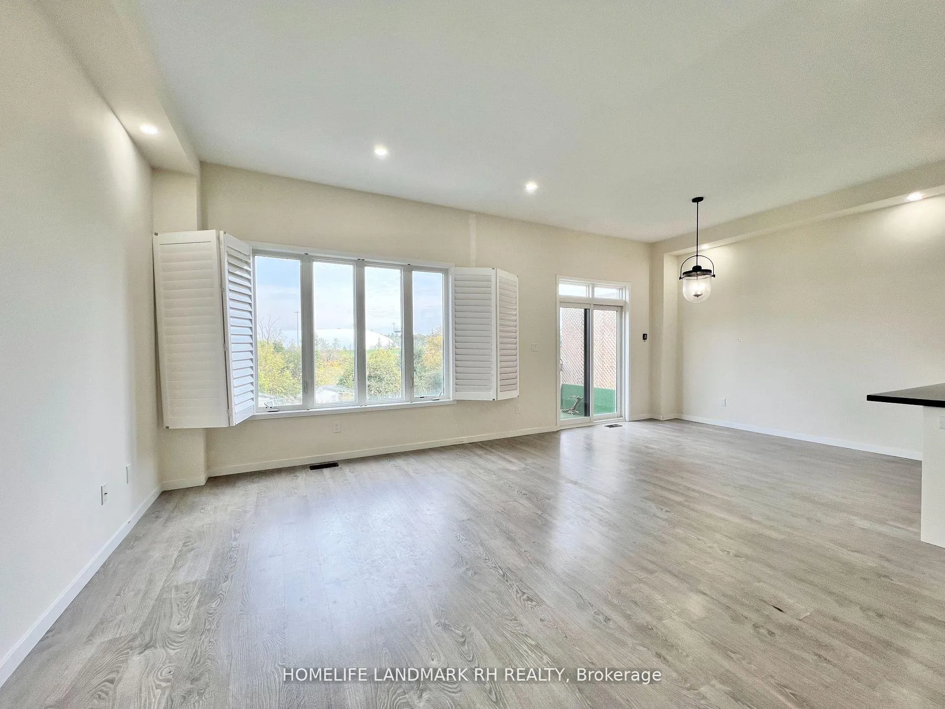 Photo 9 of 28 Elyse Court, Aurora, Bayview Northeast — HOMEH
