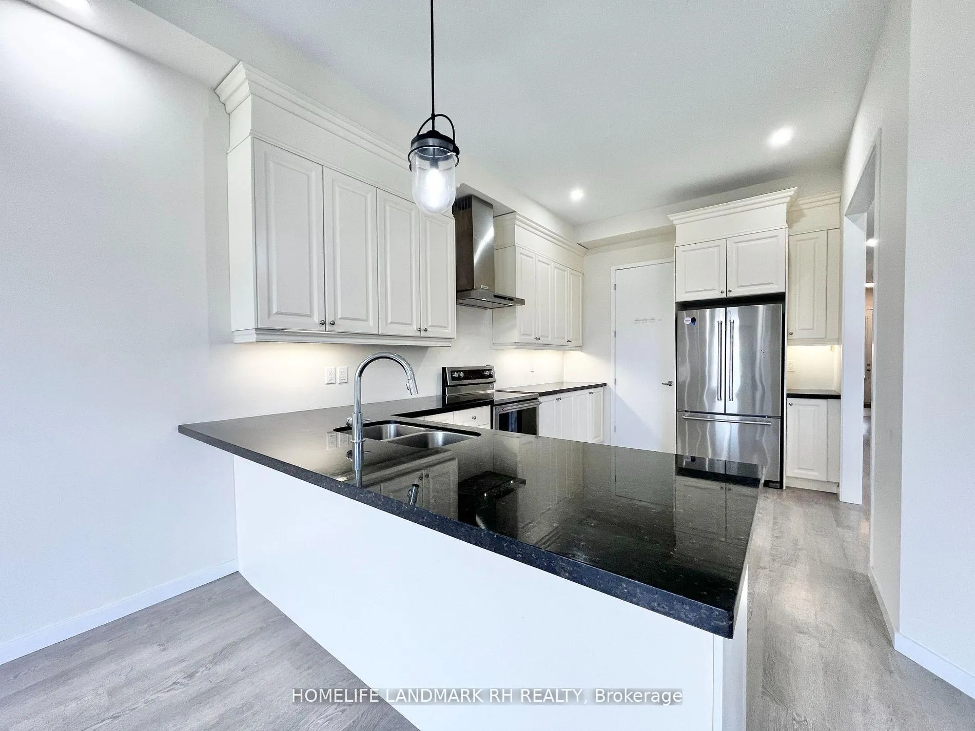 Photo 12 of 28 Elyse Court, Aurora, Bayview Northeast — HOMEH