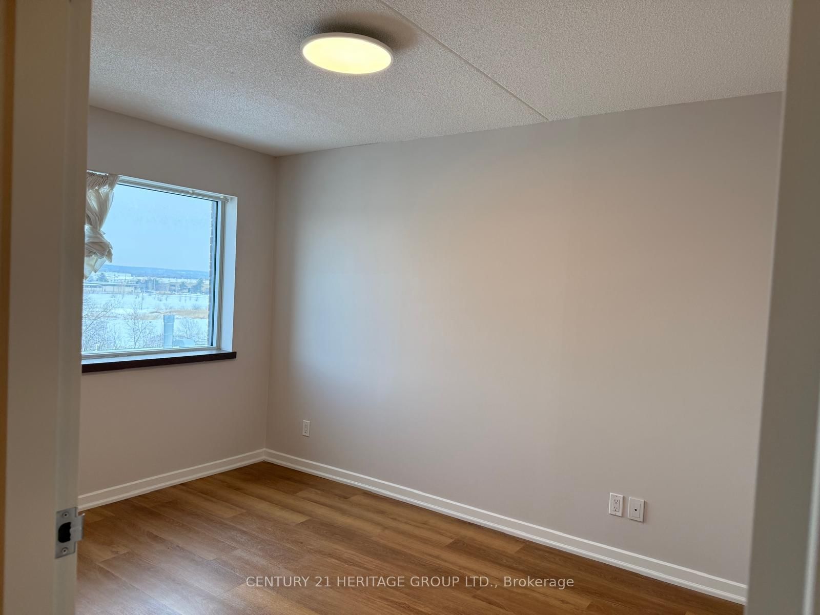 Photo 8 of Unit 419, 10415 Yonge St, Richmond Hill, Crosby — HOMEH