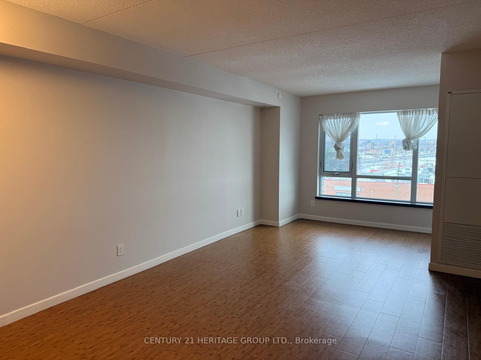 Photo 9 of Unit 419, 10415 Yonge St, Richmond Hill, Crosby — HOMEH