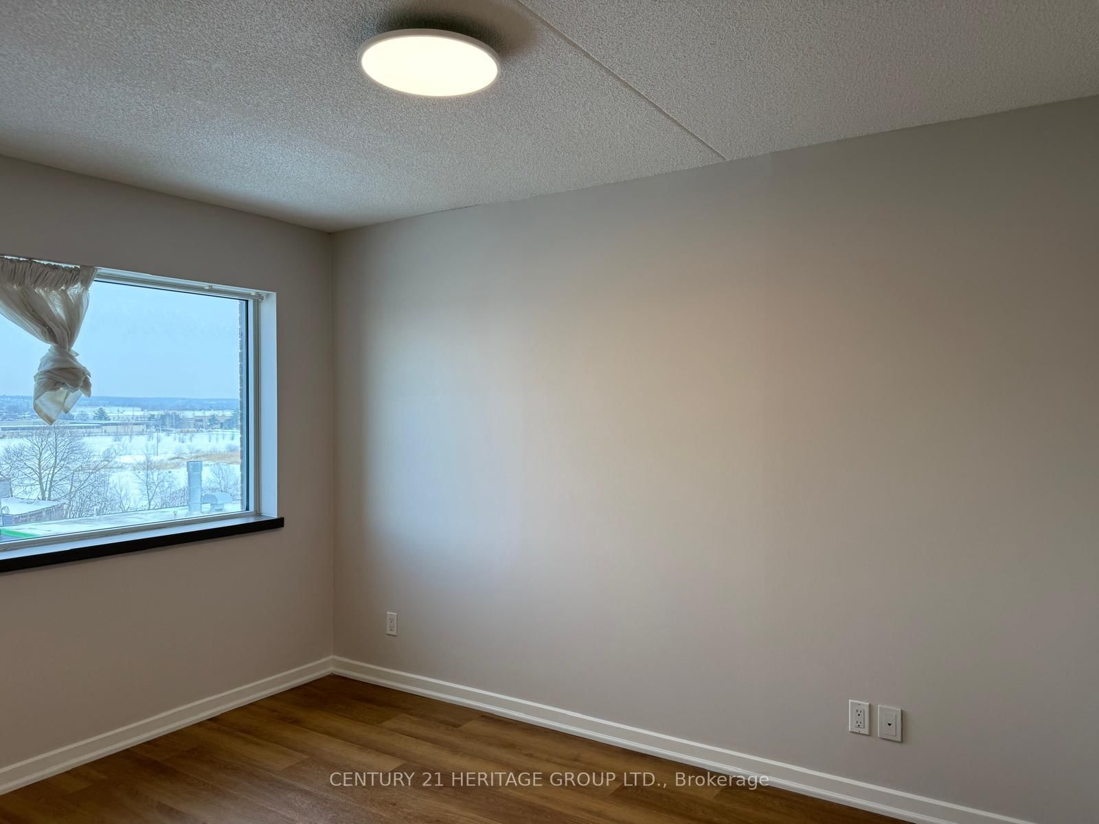 Photo 10 of Unit 419, 10415 Yonge St, Richmond Hill, Crosby — HOMEH