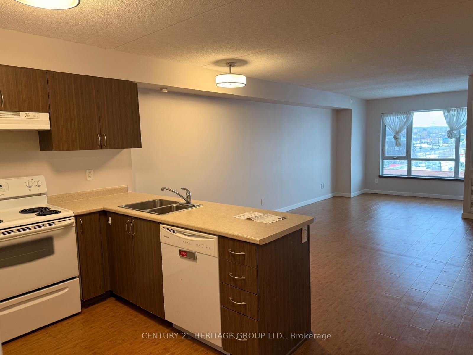 Photo 3 of Unit 419, 10415 Yonge St, Richmond Hill, Crosby — HOMEH