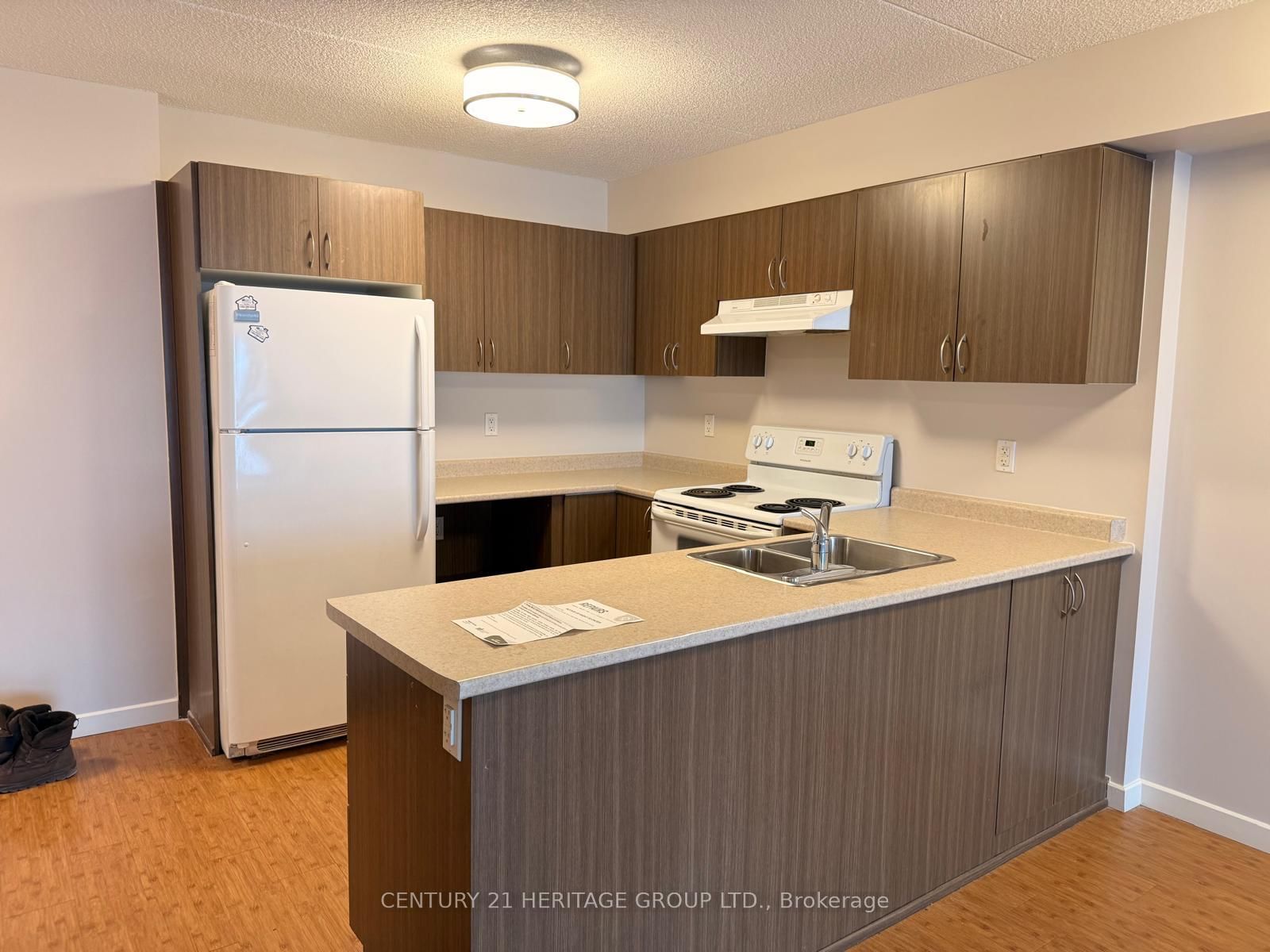 Photo 4 of Unit 419, 10415 Yonge St, Richmond Hill, Crosby — HOMEH