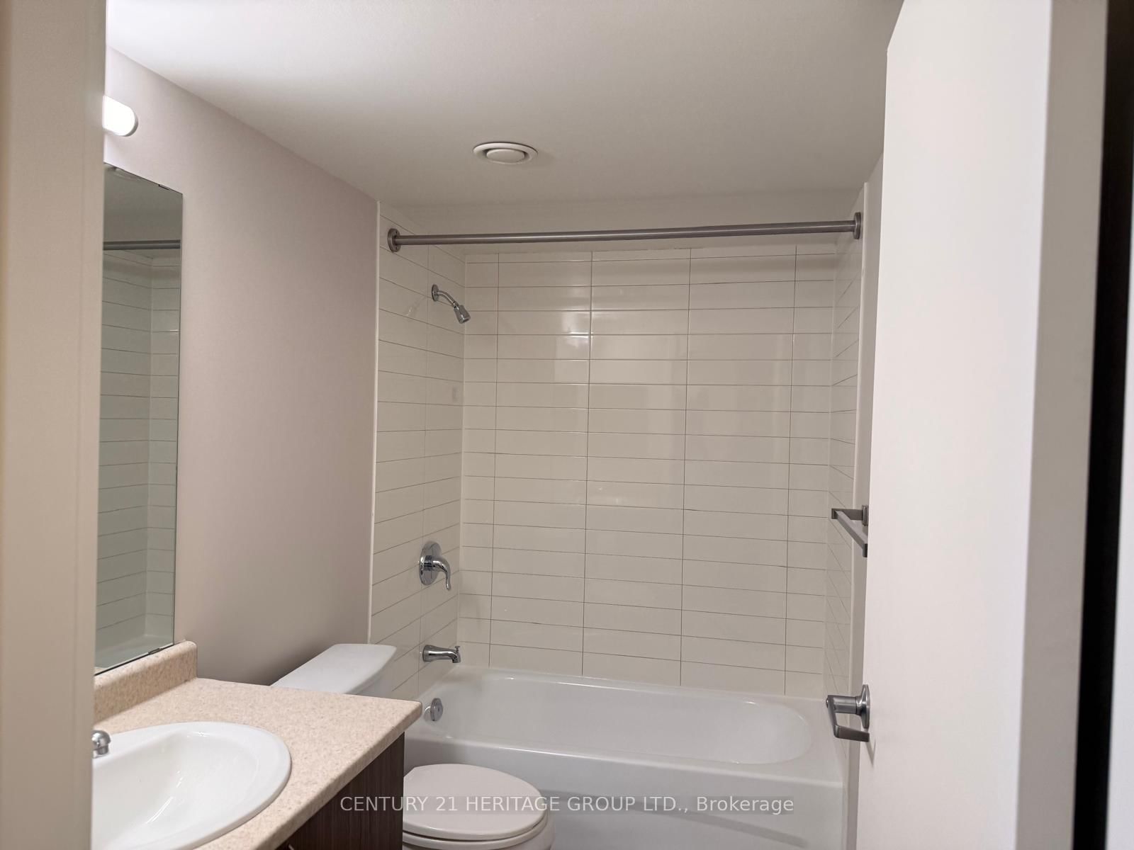 Photo 5 of Unit 419, 10415 Yonge St, Richmond Hill, Crosby — HOMEH