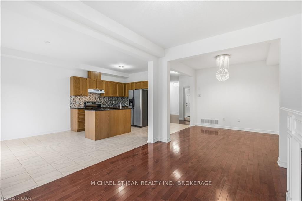 Photo 12 of 106 Maplevale Drive, Hamilton, Meadowlands — HOMEH