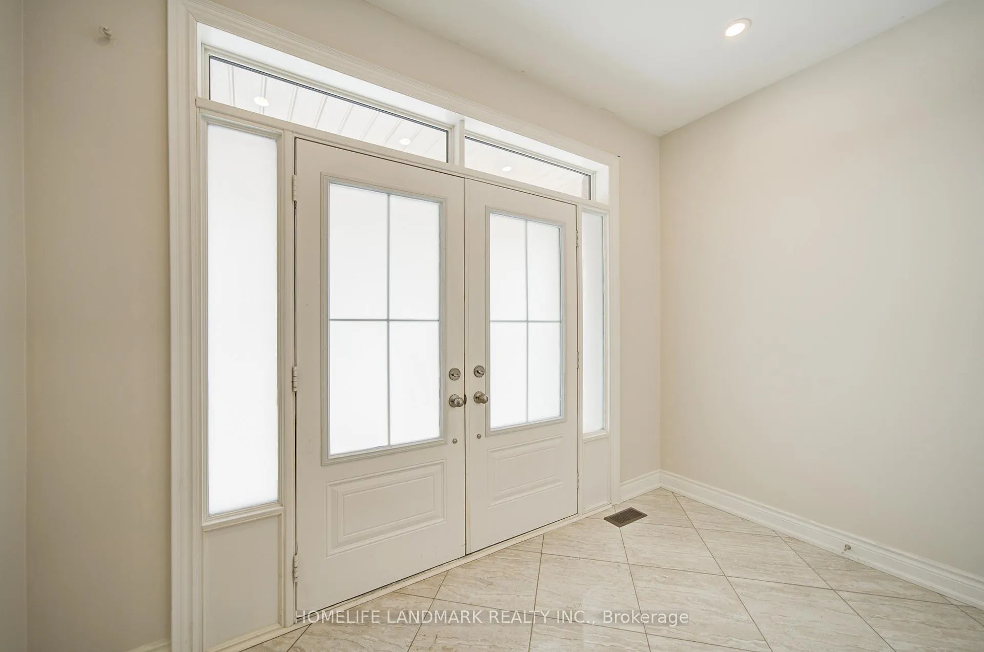 Photo 4 of 9 Rotondo Crescent, Vaughan, Kleinburg — HOMEH