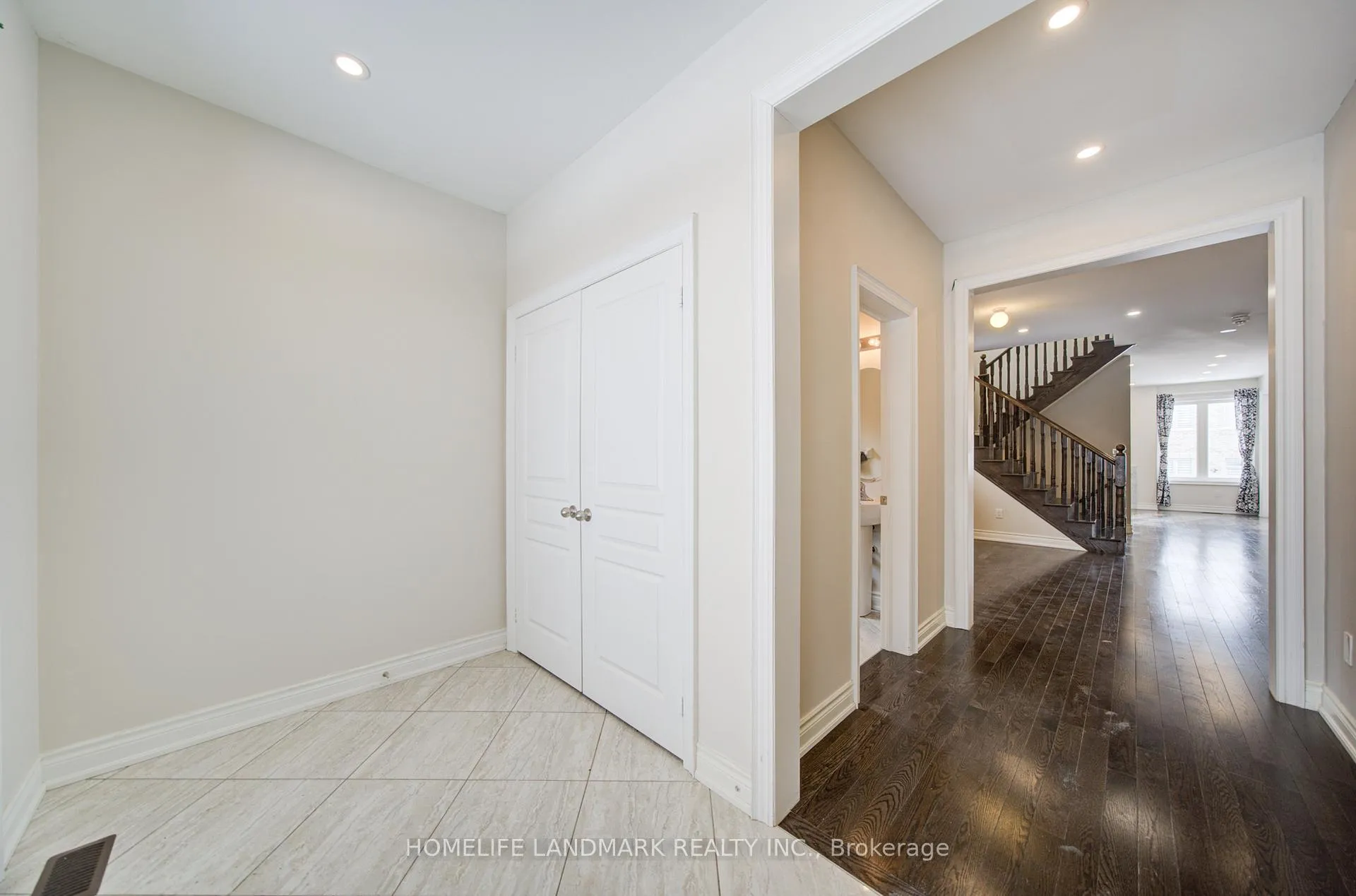 Photo 5 of 9 Rotondo Crescent, Vaughan, Kleinburg — HOMEH